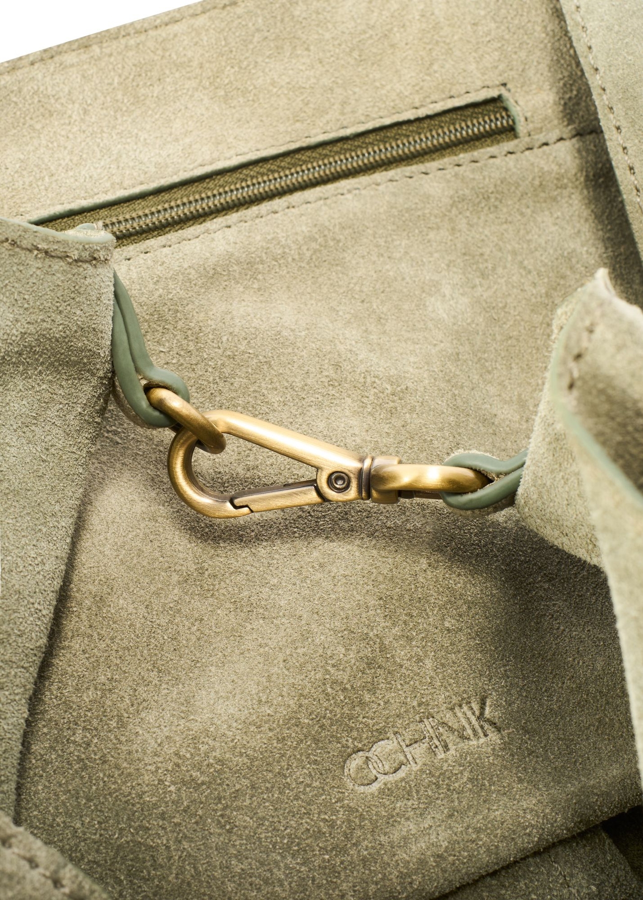 Skórzana szałwiowa torebka damska TORES-1252-8F(W26) - zbliżenie na detal, na białym tle. 