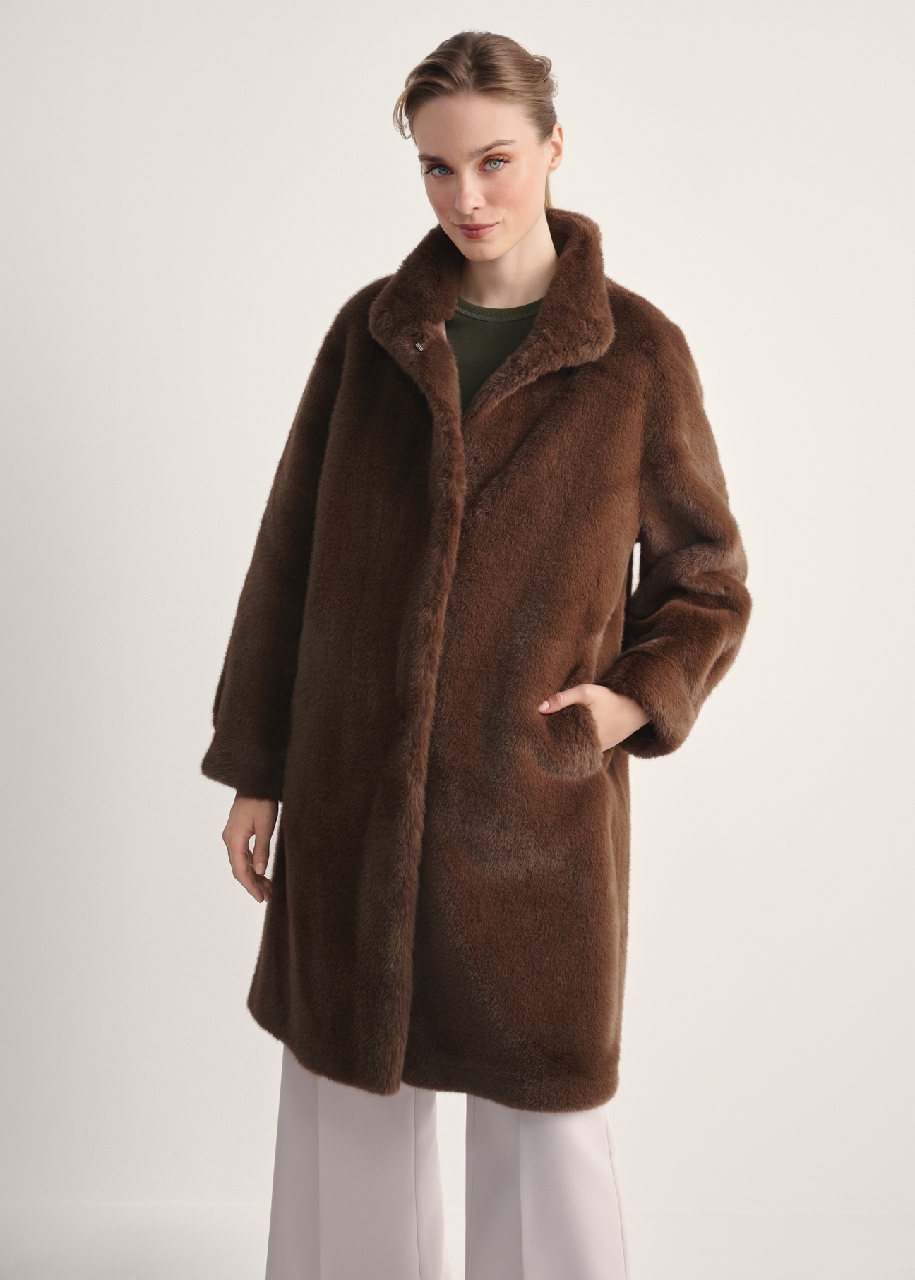 Brązowe eleganckie futro damskie FUTDP-0050-89(Z25), widok produktu od przodu na modelce, widoczna połowa sylwetki.-02