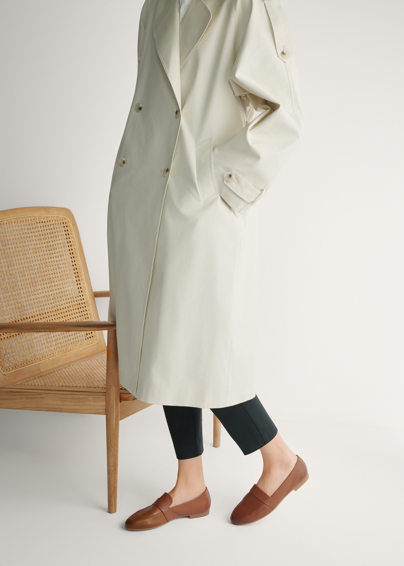 Skórzane mokasyny damskie w kolorze koniaku BUTYD-1074A-1F(W26), widok produktu z boku na stopach modelki.