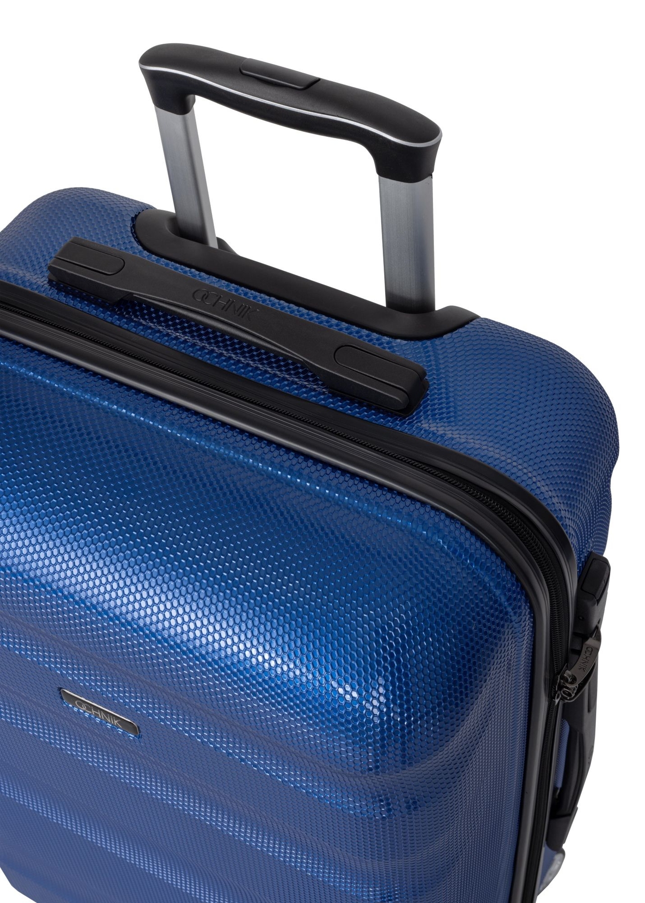 Walizka średnia na kółkach WALPC-0012-7C-24(W26), zbliżenie na rączkę produktu na białym tle.