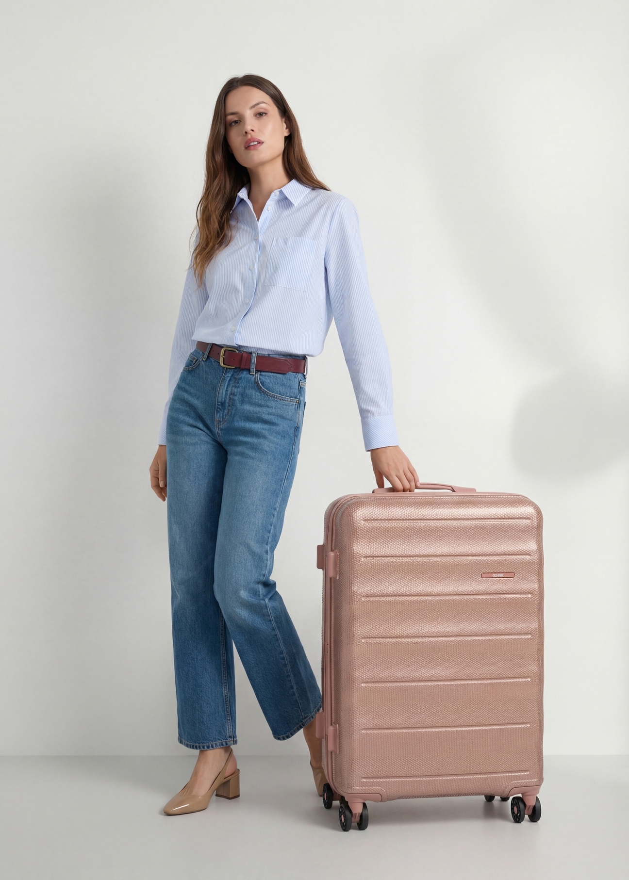 Walizka duża na kółkach WALPC-0015-5B-28(W26), widok produktu z przodu obok sylwetki modelki.