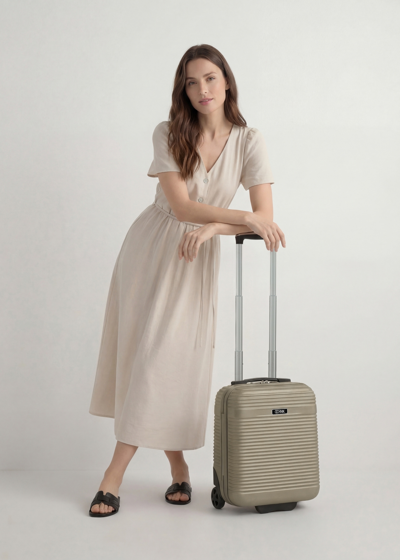 Walizka kabinowa na kółkach WALAB-0040-2X-16(W26), widok produktu od przodu przy modelce, widoczna cała sylwetka.