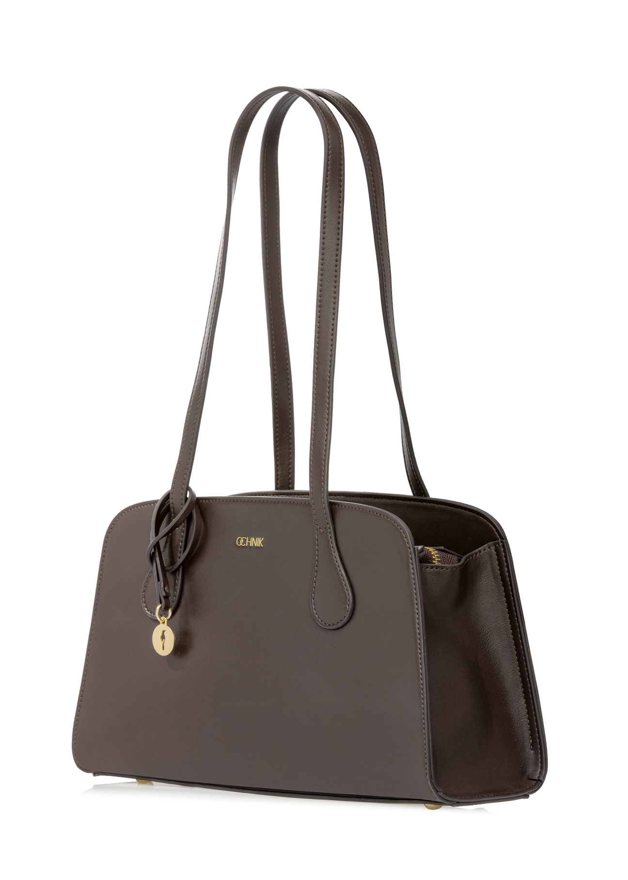 Brązowa torebka na ramię TOREC-1236-1H(W26), widok produktu skosem na białym tle.