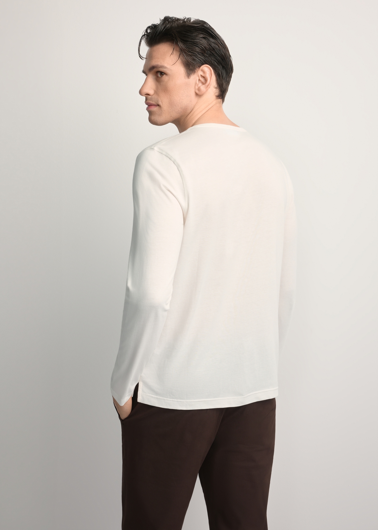 Biały bawełniany longsleeve męski LSLMT-0010-0B(W26), widok produktu z tyłu na modelu. Widoczna połowa sylwetki.