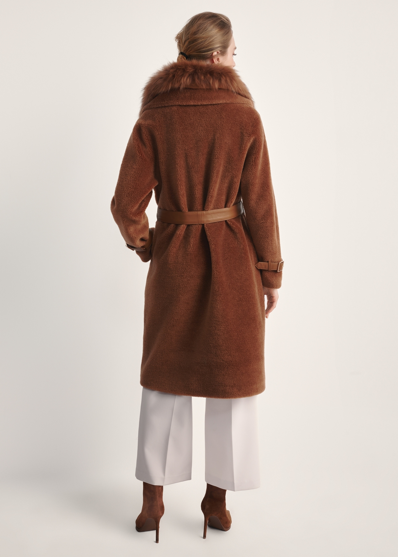 Długie futro damskie w kolorze camelowym FUTDW-0031-24(Z25), widok produktu od tyłu na modelce, widoczna cała sylwetka.