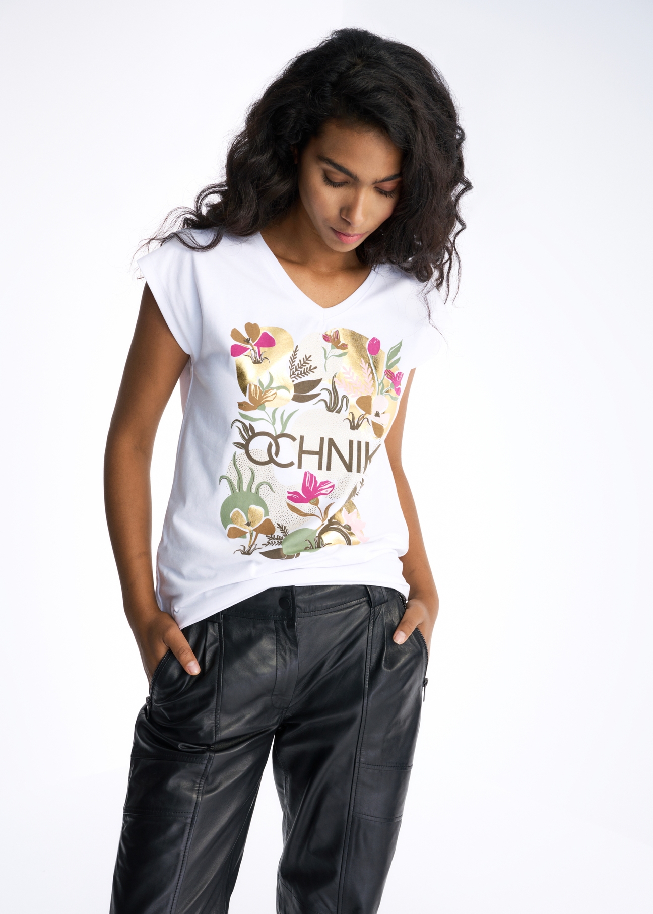 Biały T-shirt damski w serek TSHDT-0098-11(Z22)-01