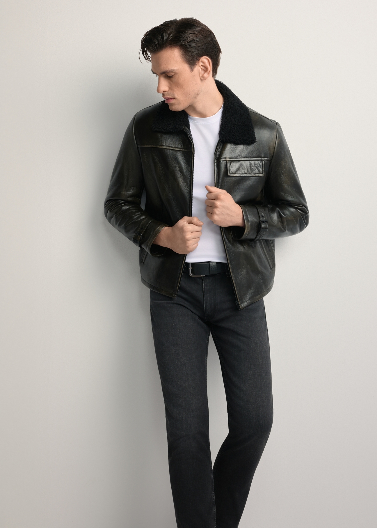 Skórzany kożuch męski KOZMS-0023-3188(Z25), widok produktu z przodu na modelu. Widoczna cała sylwetka.