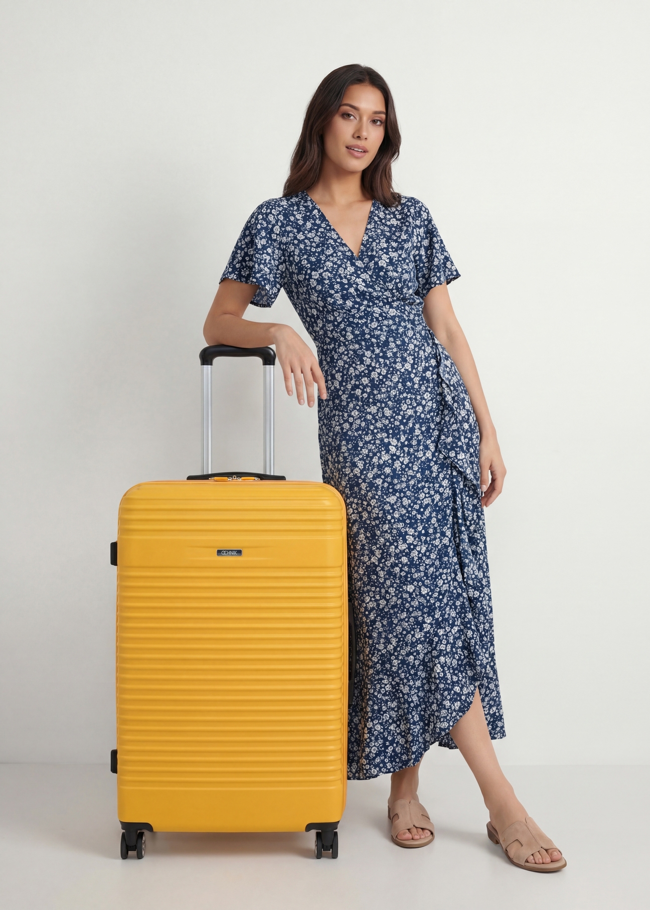 Walizka duża na kółkach WALAB-0040-2B-28(W26), widok produktu od przodu przy modelce, widoczna cała sylwetka.