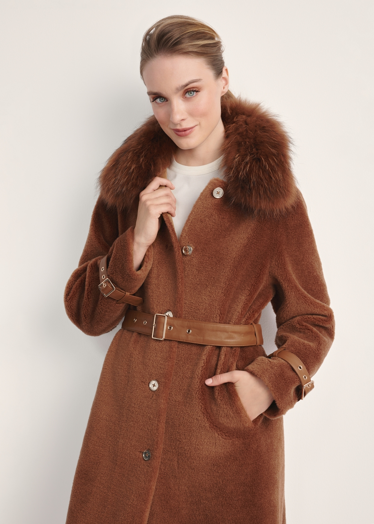 Długie futro damskie w kolorze camelowym FUTDW-0031-24(Z25), widok produktu od przodu na modelce, widoczne pół sylwetki.