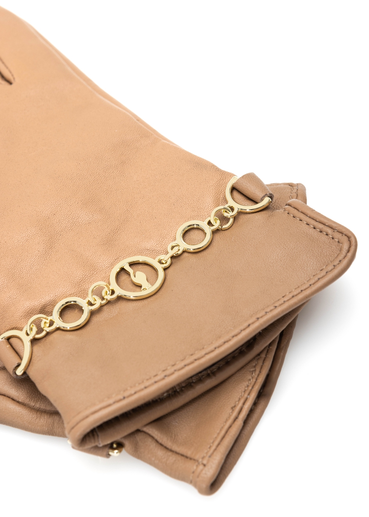 Skórzane rękawiczki damskie z łańcuszkiem REKDS-0101-81(Z25), zbliżenie na detal produktu, widok na białym tle.