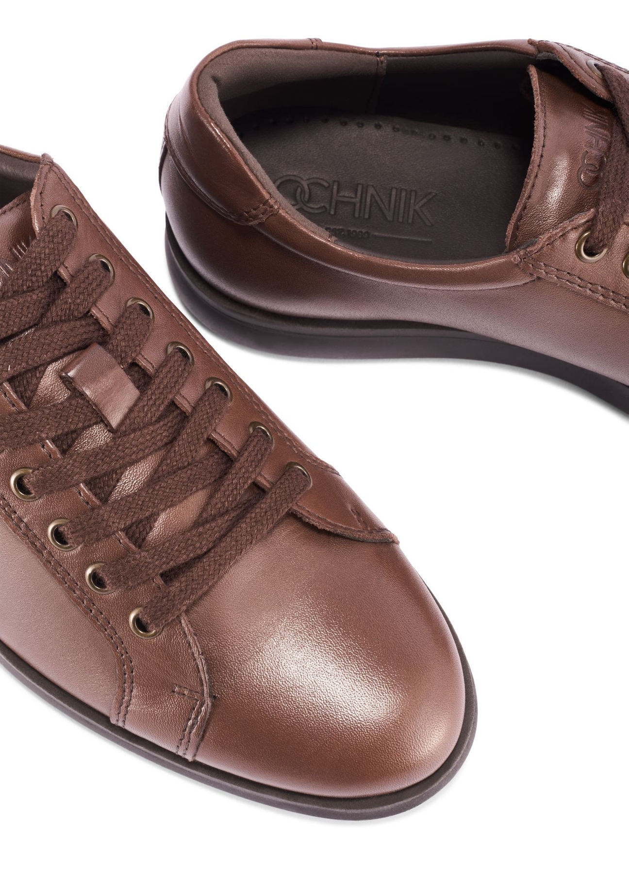 Brązowe skórzane buty męskie BUTYM-0513-89(Z25) - zbliżenie na produkt z góry na białym tle. 