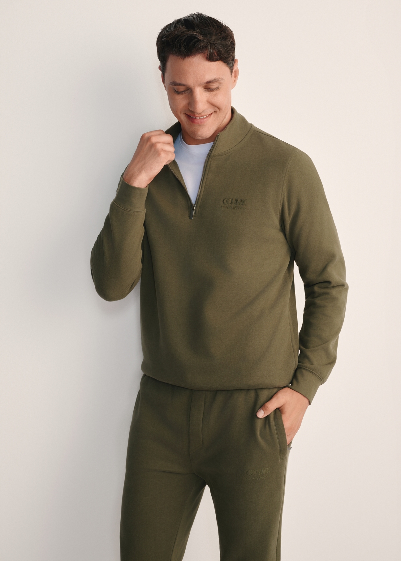 Bluza męska bez kaptura w kolorze khaki BLZMT-0067-55(Z25), widok produktu z przodu na modelu. Widoczna połowa sylwetki.