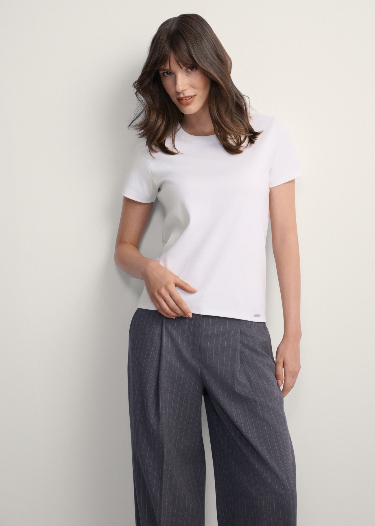 Biały bawełniany t-shirt damski TSHDT-0144-11(Z25), widok produktu od przodu na modelce, widoczna połowa sylwetki.