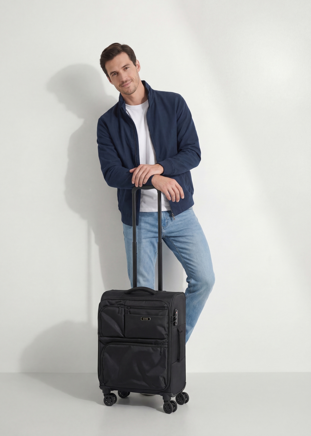 Walizka mała na kółkach WALNY-0048-99-19(W26), widok produktu skosem obok sylwetki modela.