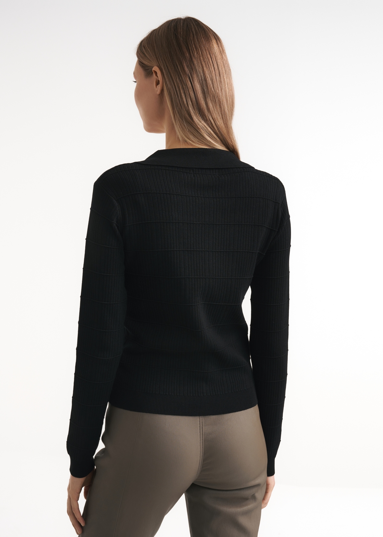 Czarna bluzka V dekolt damska BLUDT-0153-99(Z22)-03
