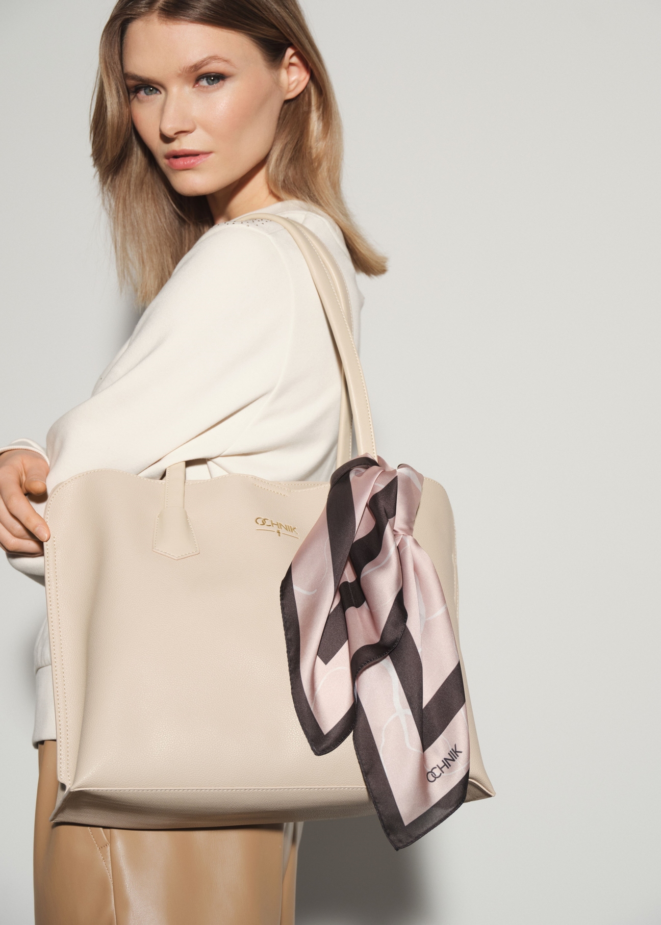 Kremowa torebka damska shopper TOREC-0795-81(W23)-07