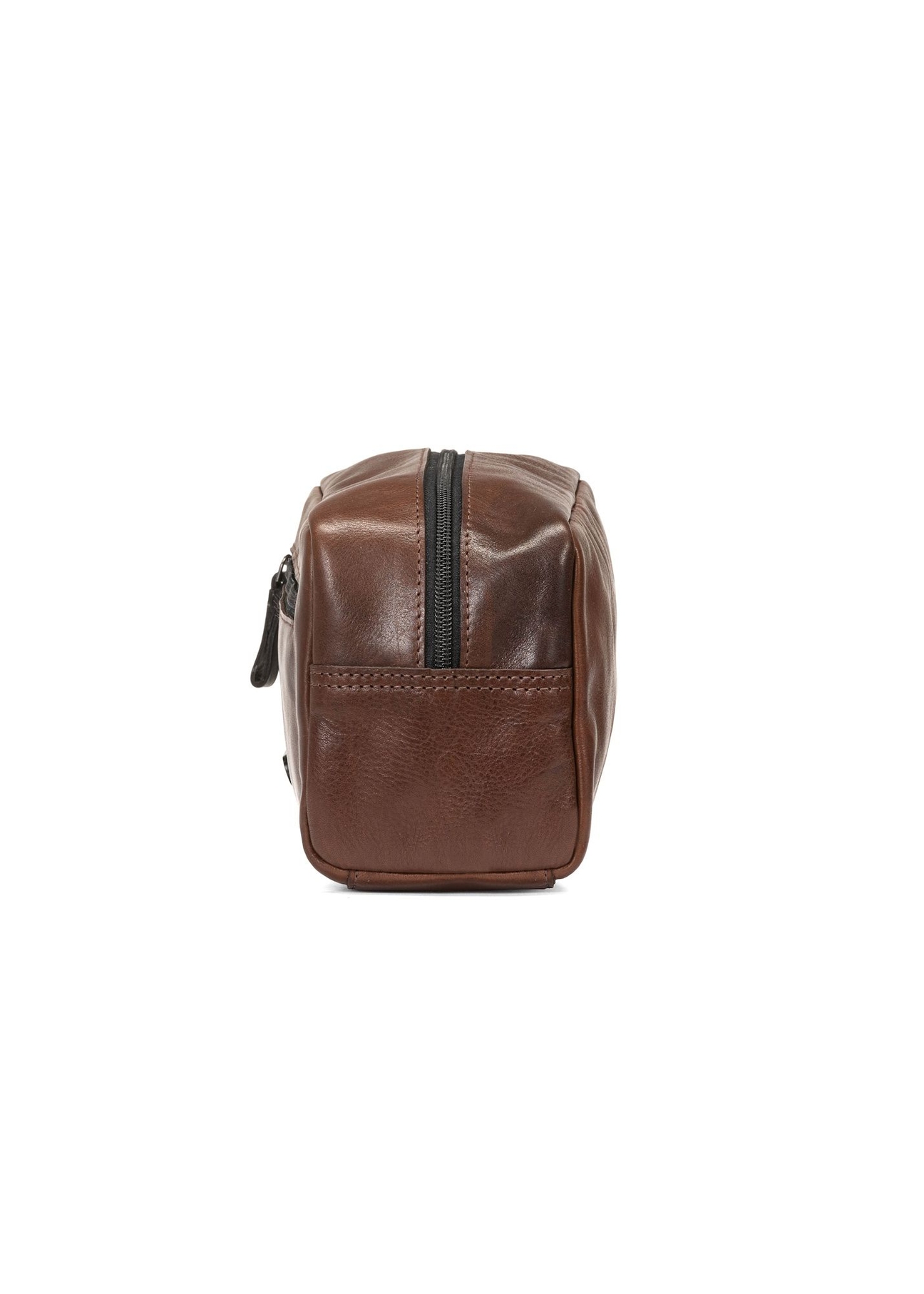 Skórzana brązowa kosmetyczka męska TORMS-0106-1H(W26), widok produktu z boku na białym tle.