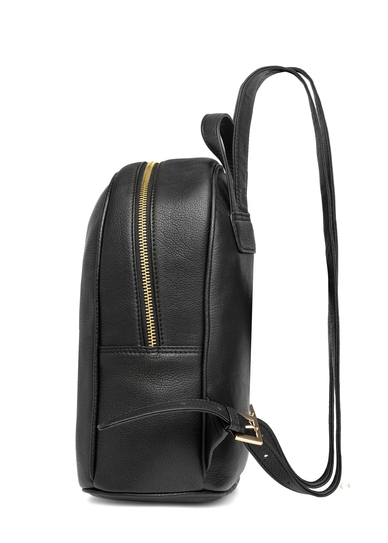 Czarny skórzany plecak damski TORES-1228-99(W26), widok produktu od boku na białym tle.