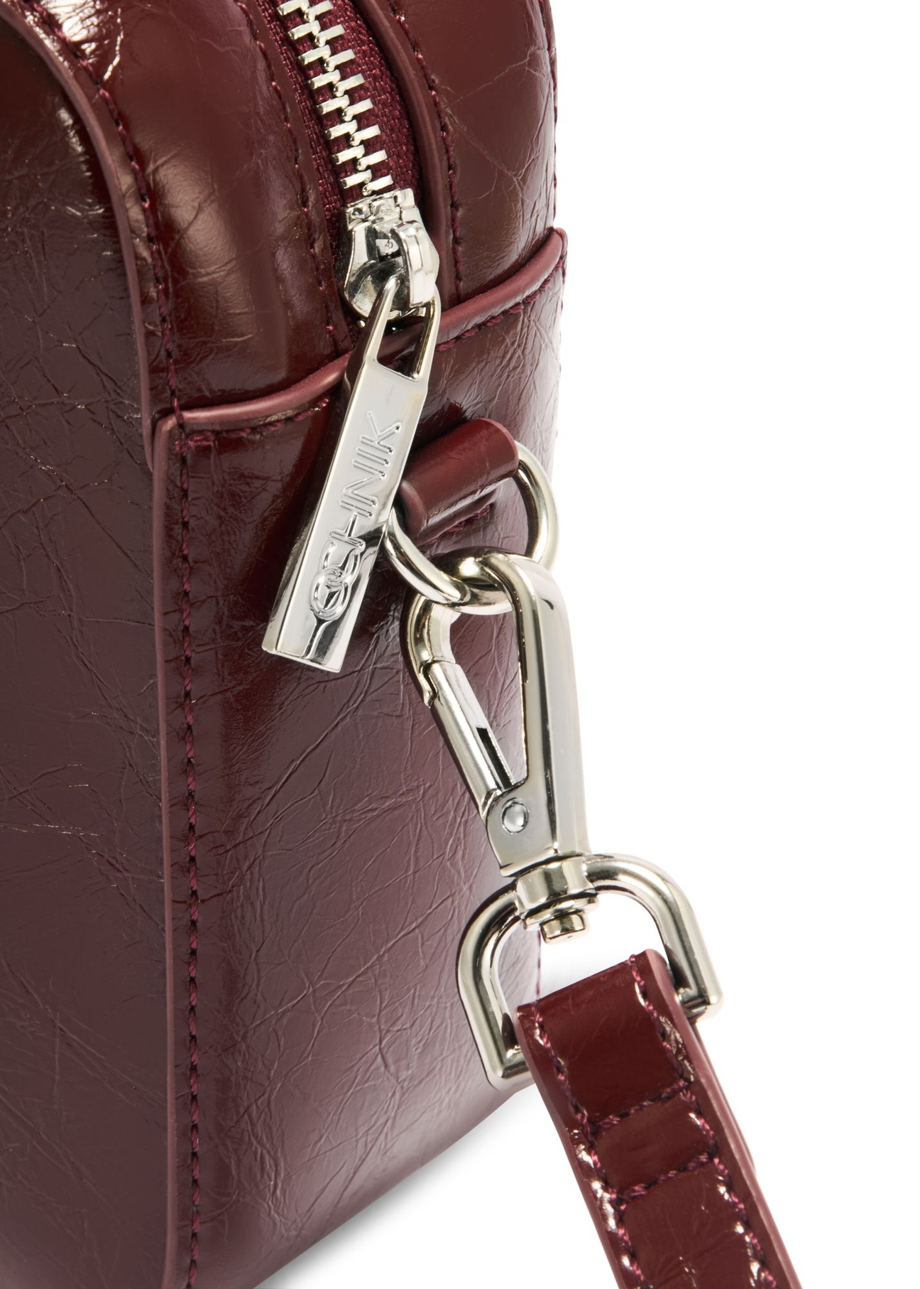 Bordowa torebka damska TOREC-0003J-49(Z25) - zbliżenie na detal na białym tle. 