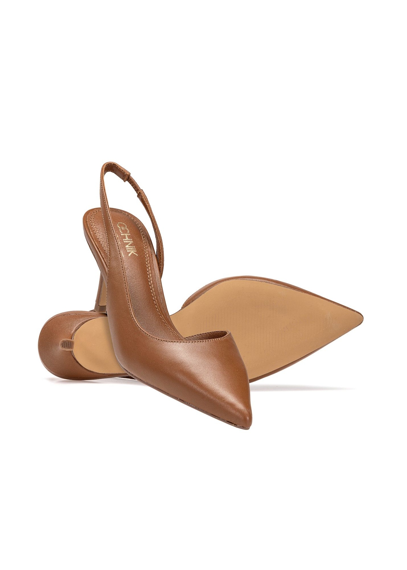 Brązowe czółenka z odkrytą piętą BUTYD-1078A-1D(W26), widok produktu skosem na białym tle.