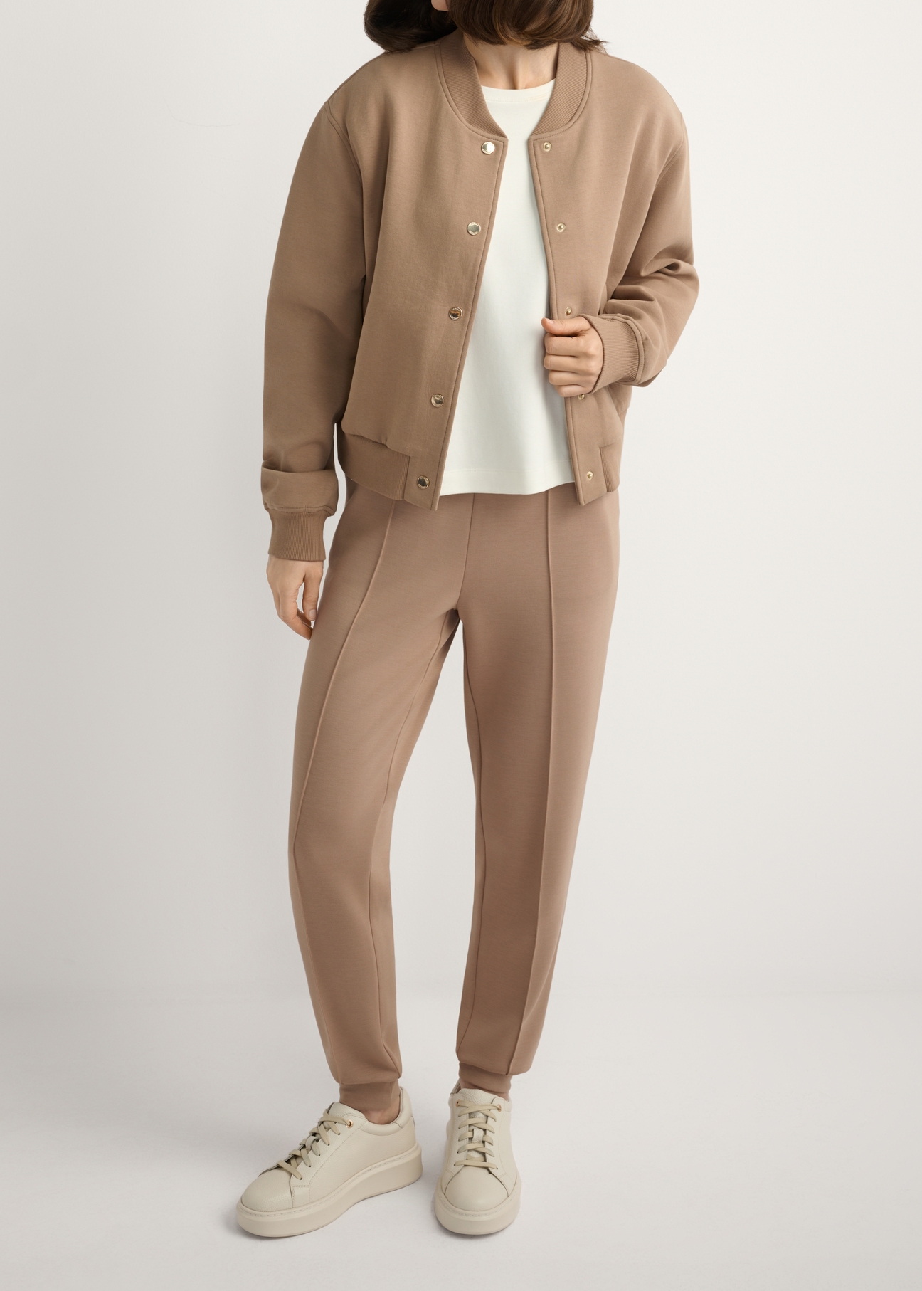 Skórzane buty damskie na platformie BUTYD-1258-0B(W26), widok produktu z przodu na stopach modelki.