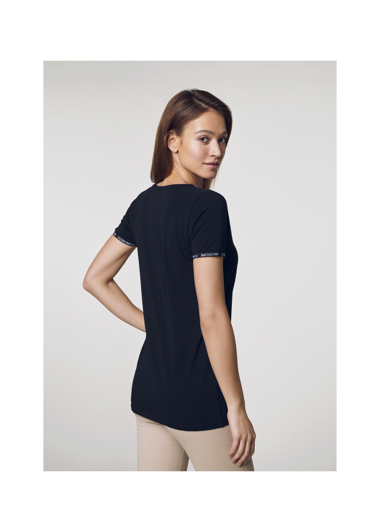 Czarny T-shirt z dekoltem V damski TSHDT-0061-99(W21)-03