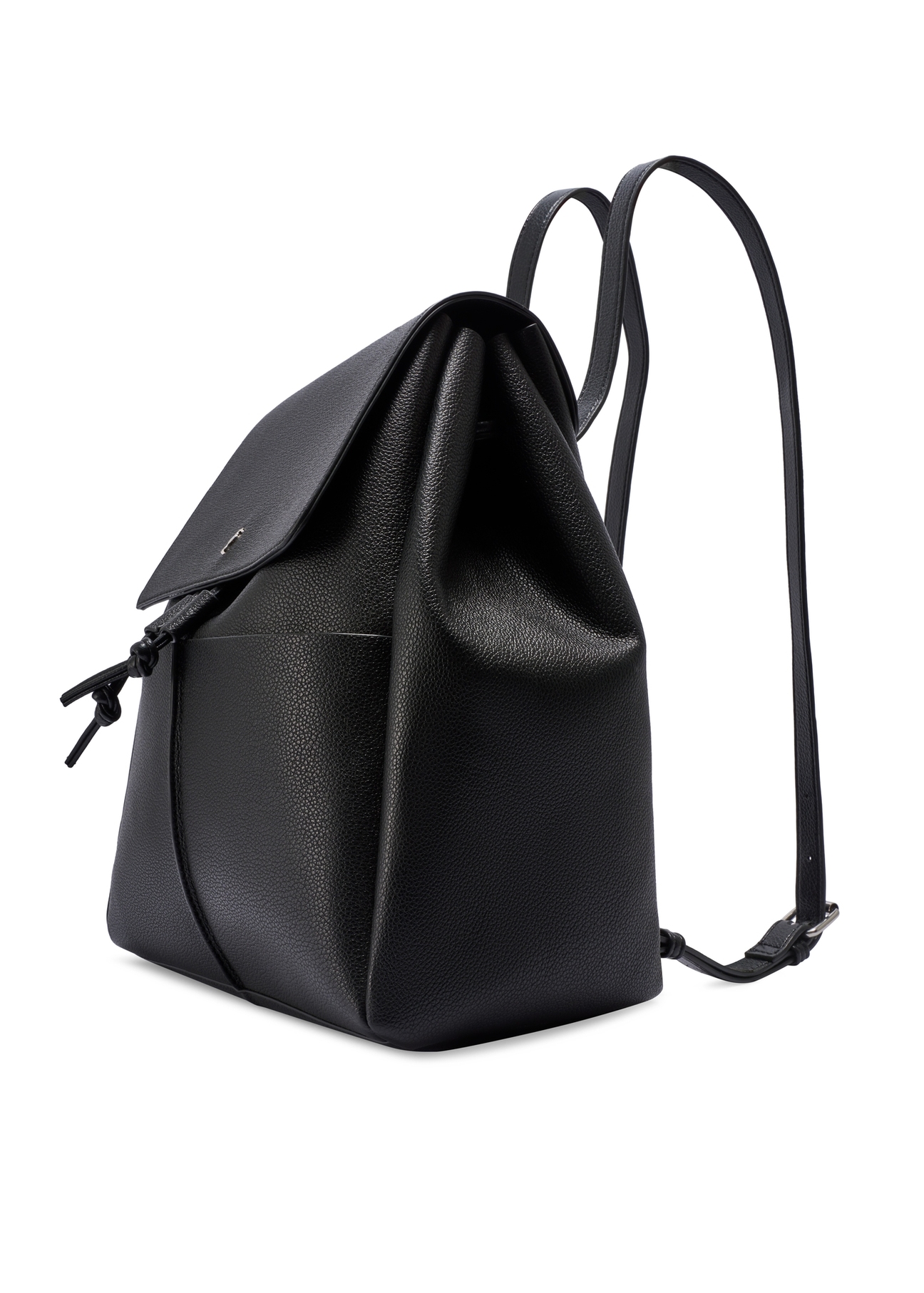 Czarny średni plecak damski TOREC-1132-99(W26) - widok produktu   po skosie, na białym tle.