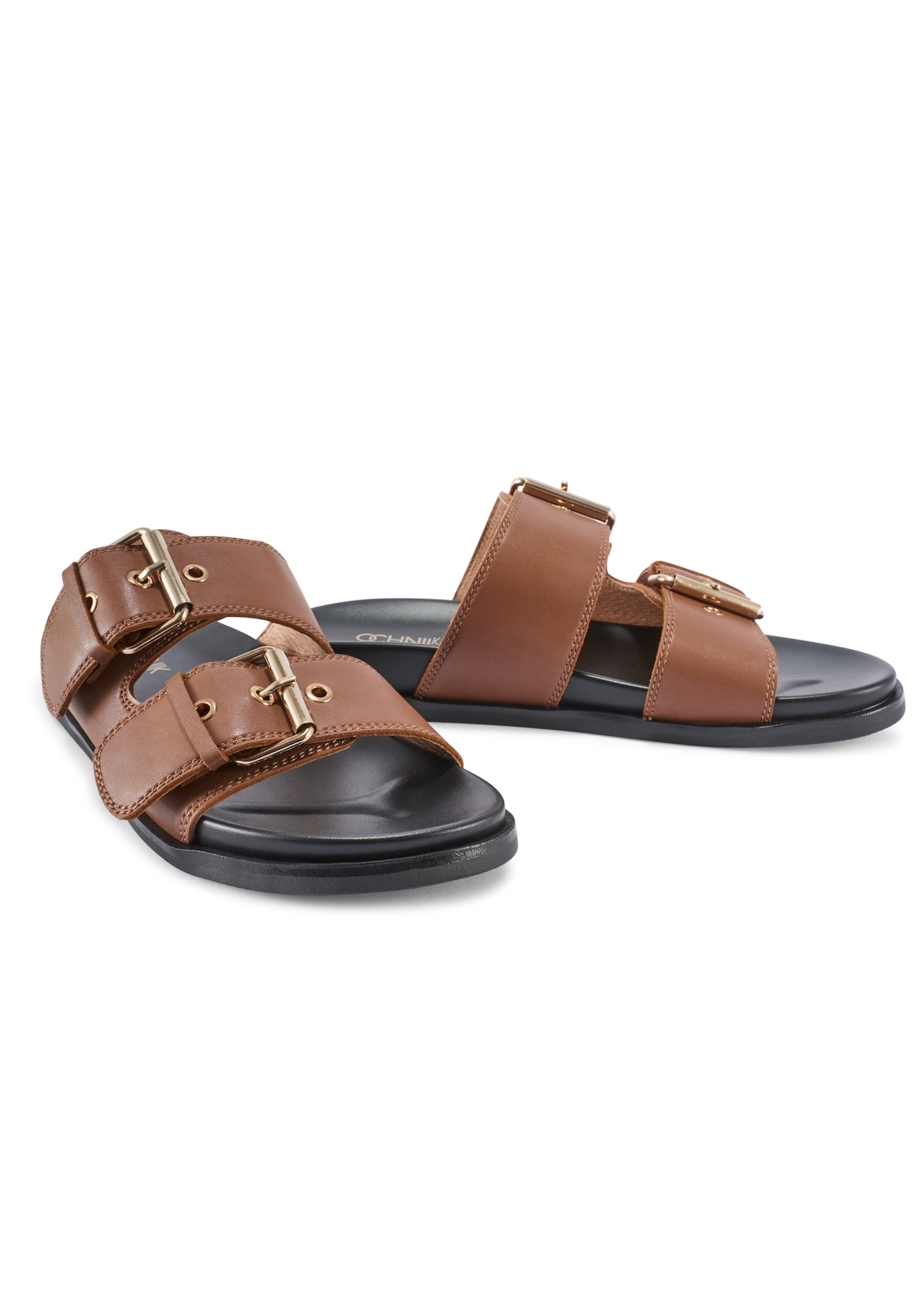 Camelowe skórzane klapki damskie BUTYD-1161-1D(W26), widok produktu skosem na białym tle.