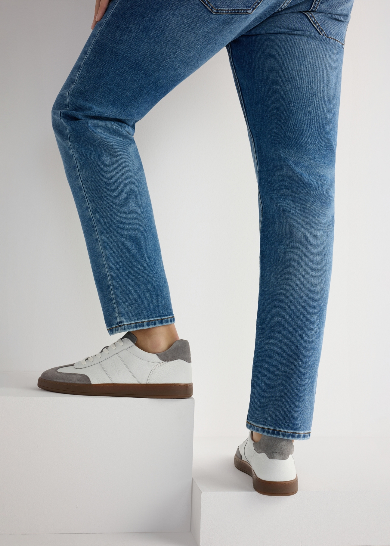 Skórzane męskie buty sportowe BUTYM-0487-0B(W26), widok produktu na stopach modela, na jasnym tle.