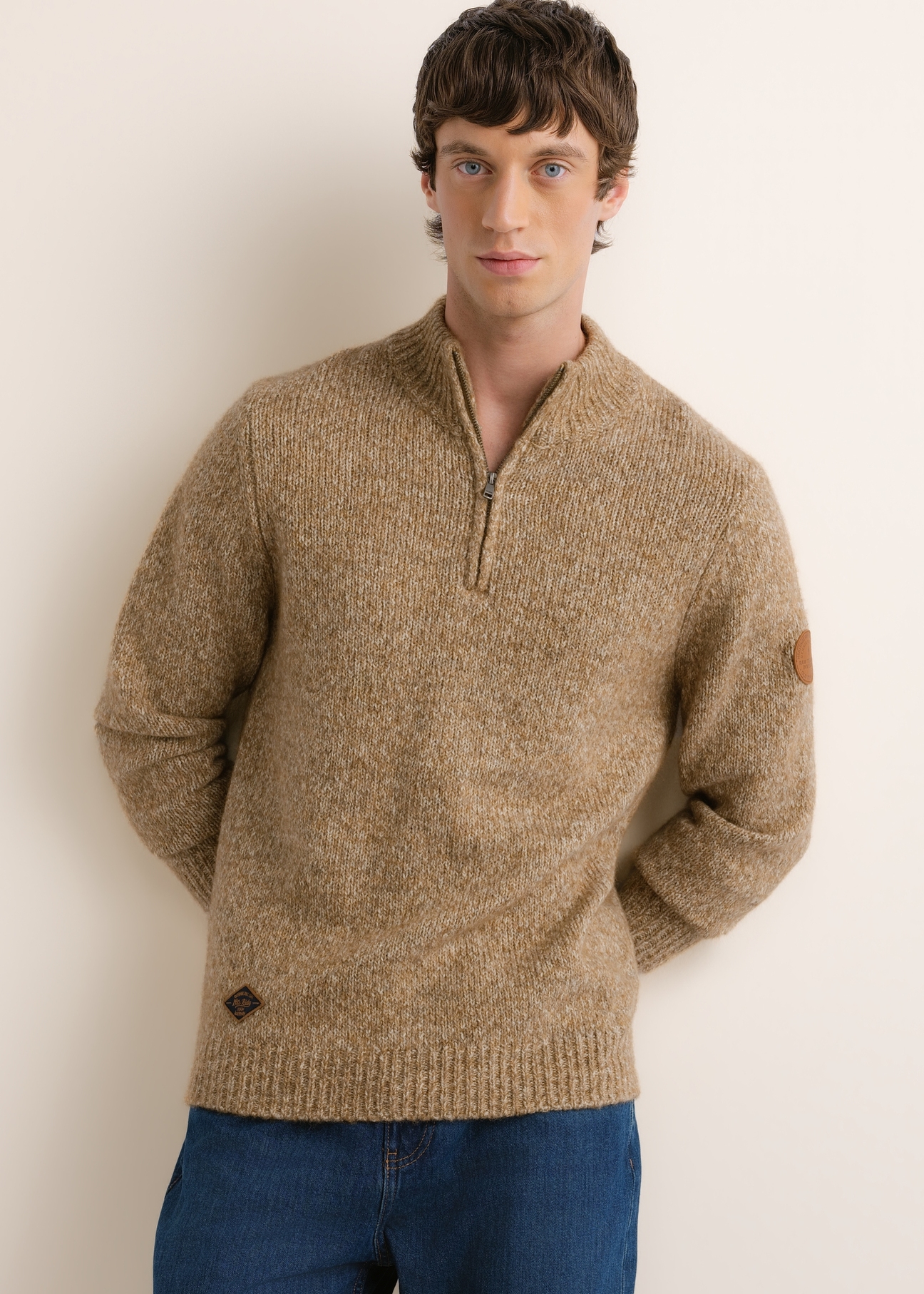 Camelowy sweter męski z wełną SWEMT-0218-1D(Z26), widok produktu z przodu na modelu. Widoczna połowa sylwetki.