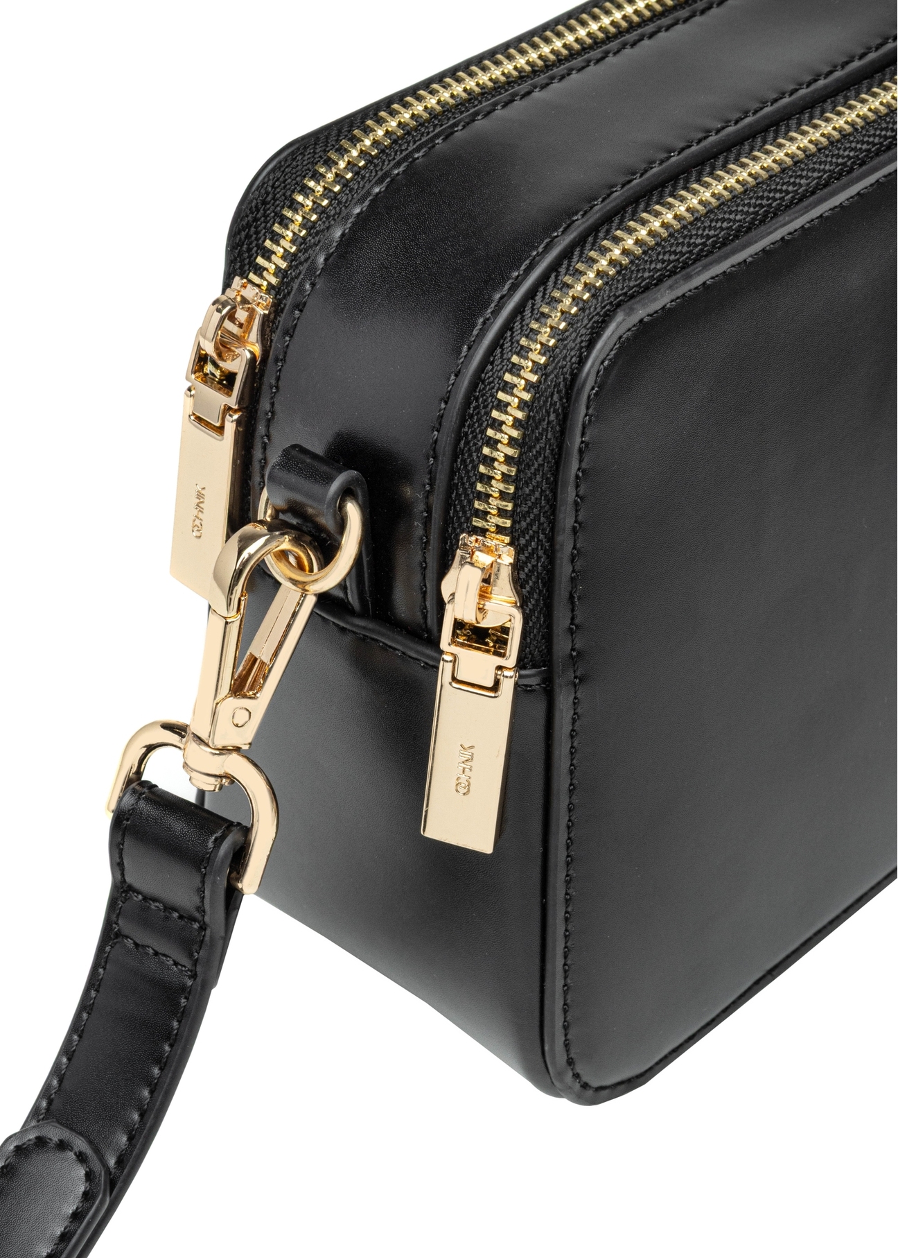 Czarna mała torebka damska TOREC-1126-99(W26), zbliżenie na detal produktu, widok na białym tle.