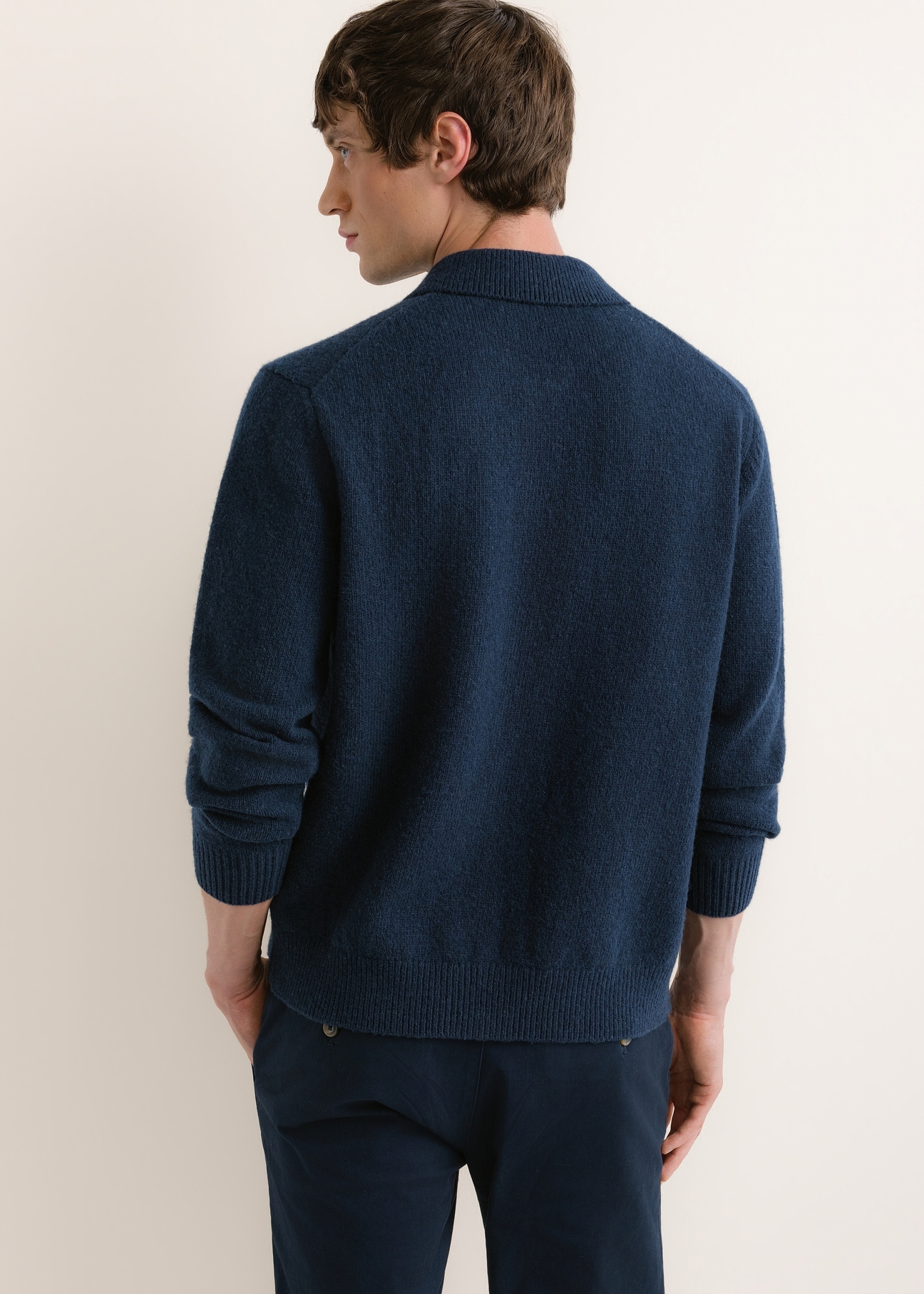 Ciemnogranatowy sweter męski z wełną KARMT-0007-7E(Z26), widok produktu z tyłu na modelu. Widoczna połowa sylwetki.