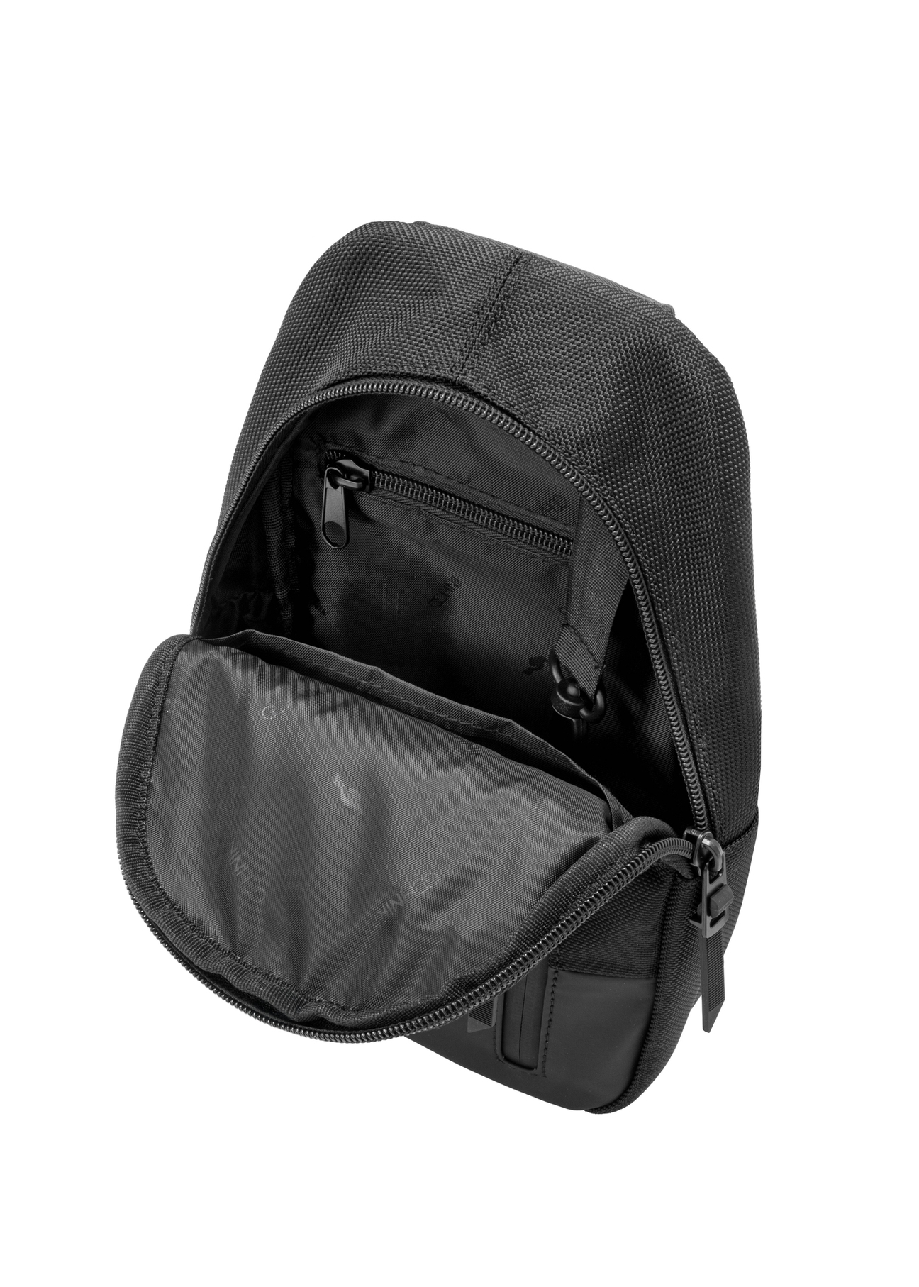 Czarna męska torba crossbody TORMN-0419-99(W26) - zbliżenie na detal, na białym tle. 