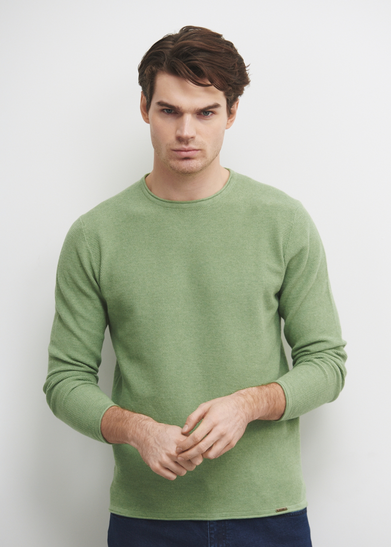 Zielony sweter męski basic SWEMT-0128-51(W23)-01