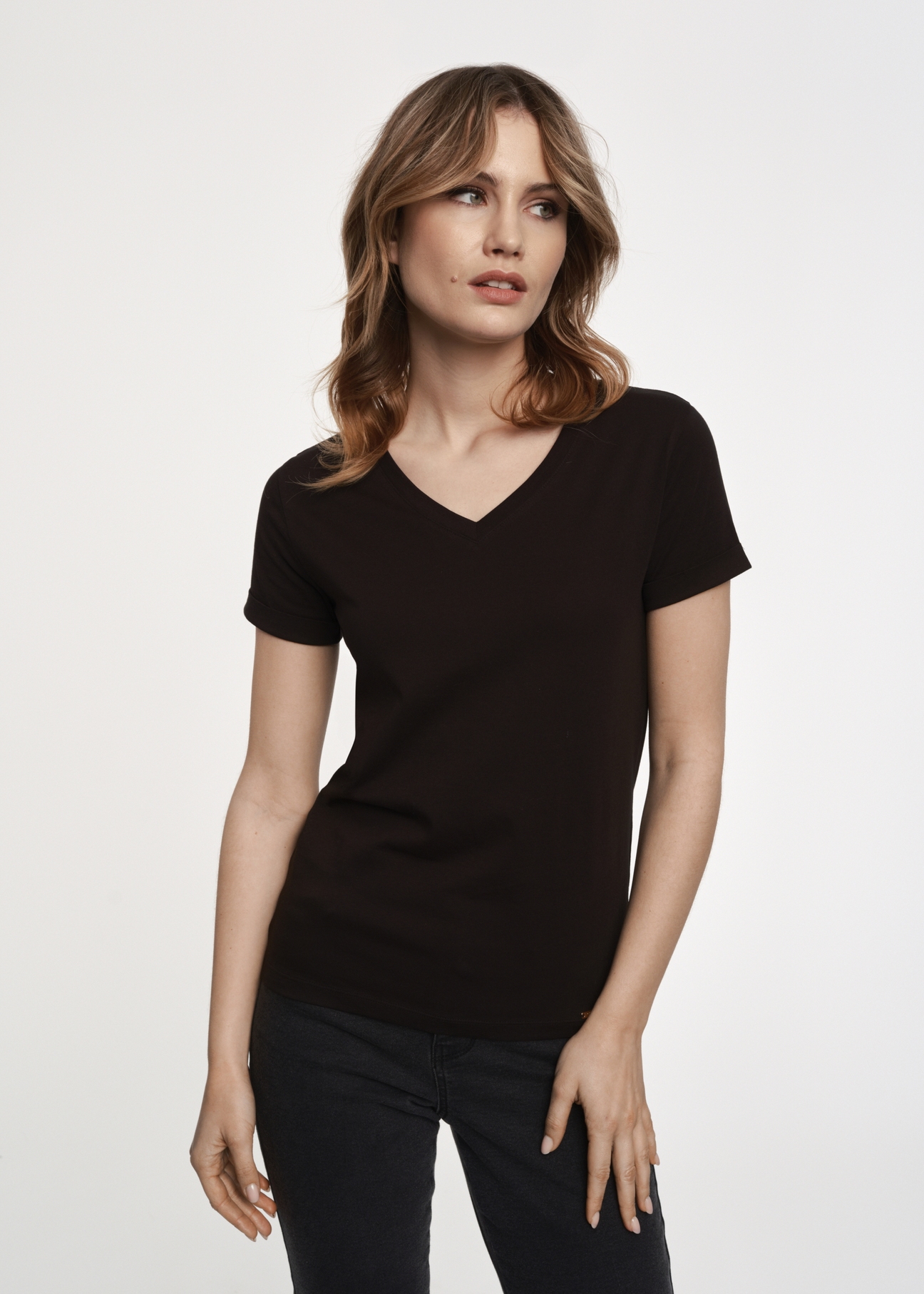 Czarny T-shirt damski w serek TSHDT-0118-99(W24)-01