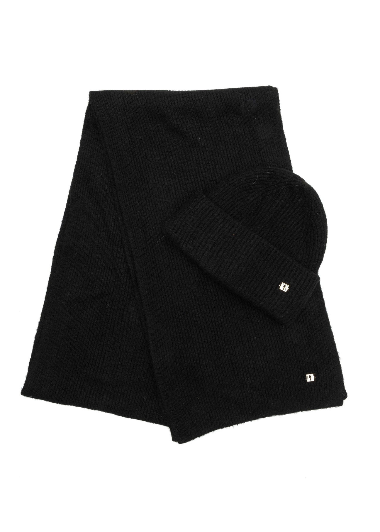 Czarny szalik damski zimowy SZADT-0202-99(Z25), widok produktu w komplecie z czapką na białym tle.-02