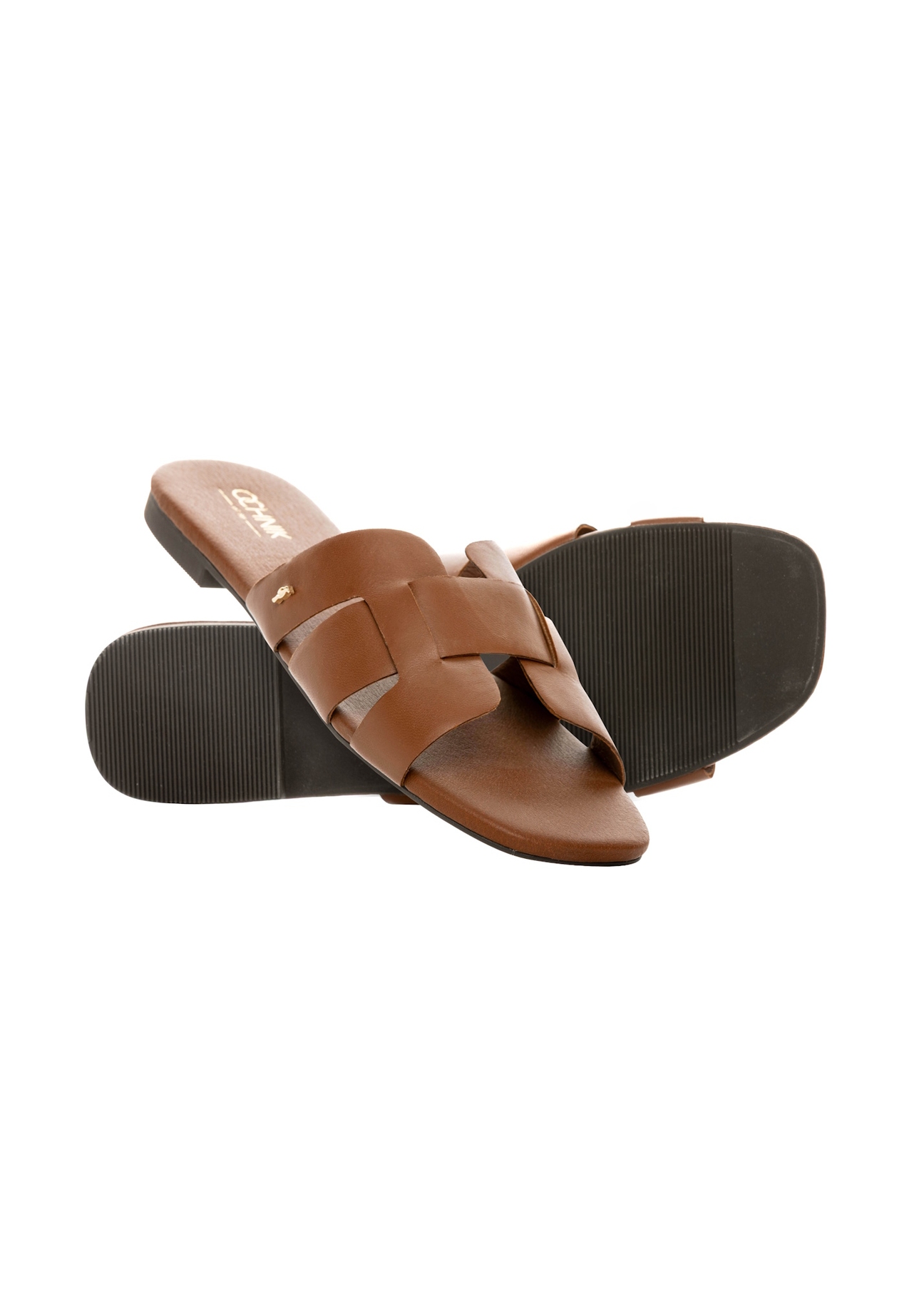 Camelowe klapki damskie z plecionką BUTYD-0904D-1D(W26), widok produktu skosem na białym tle.