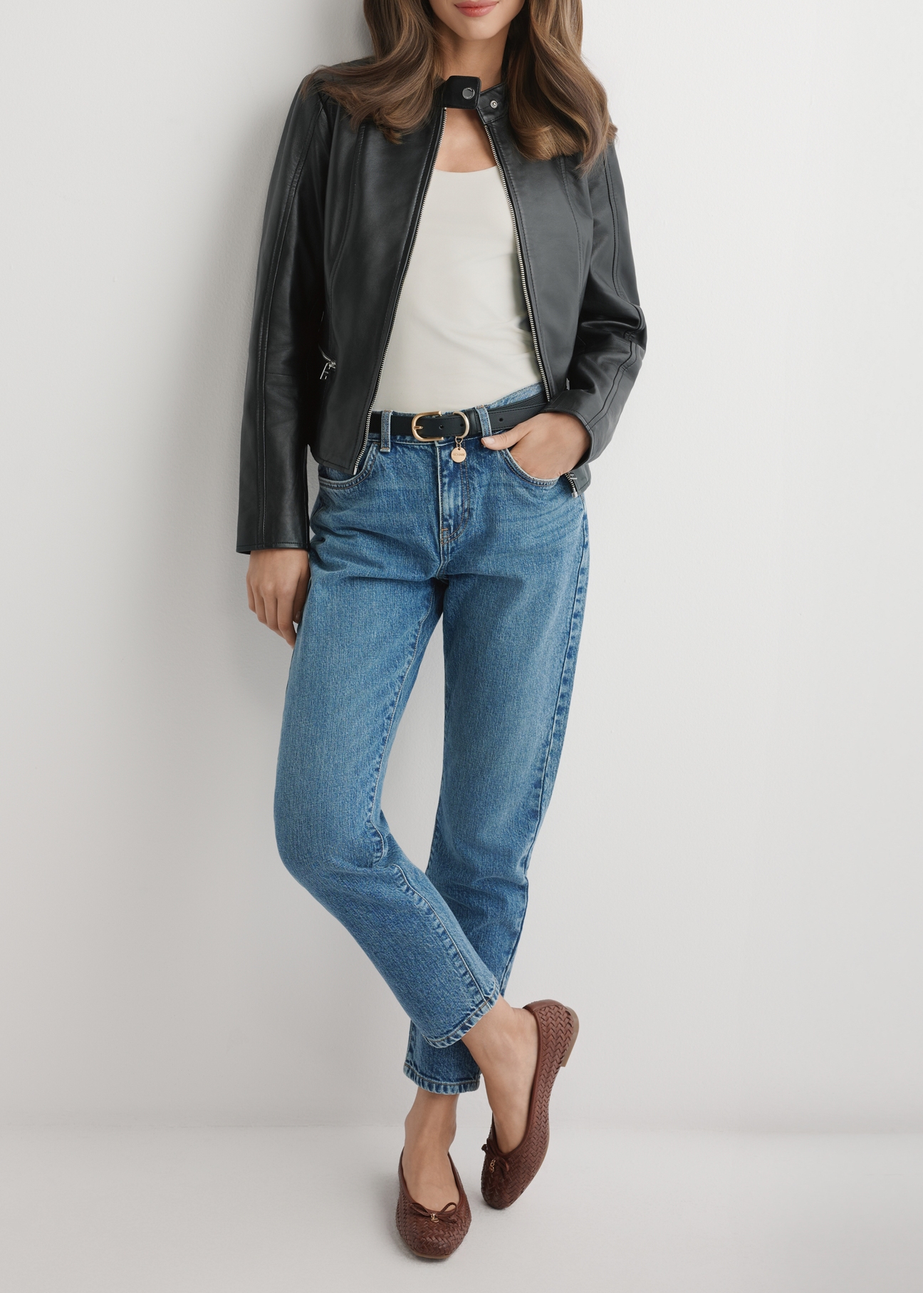 Brązowe plecione baleriny damskie BUTYD-1249-1H(W26), widok produktu z przodu na stopach modelki.