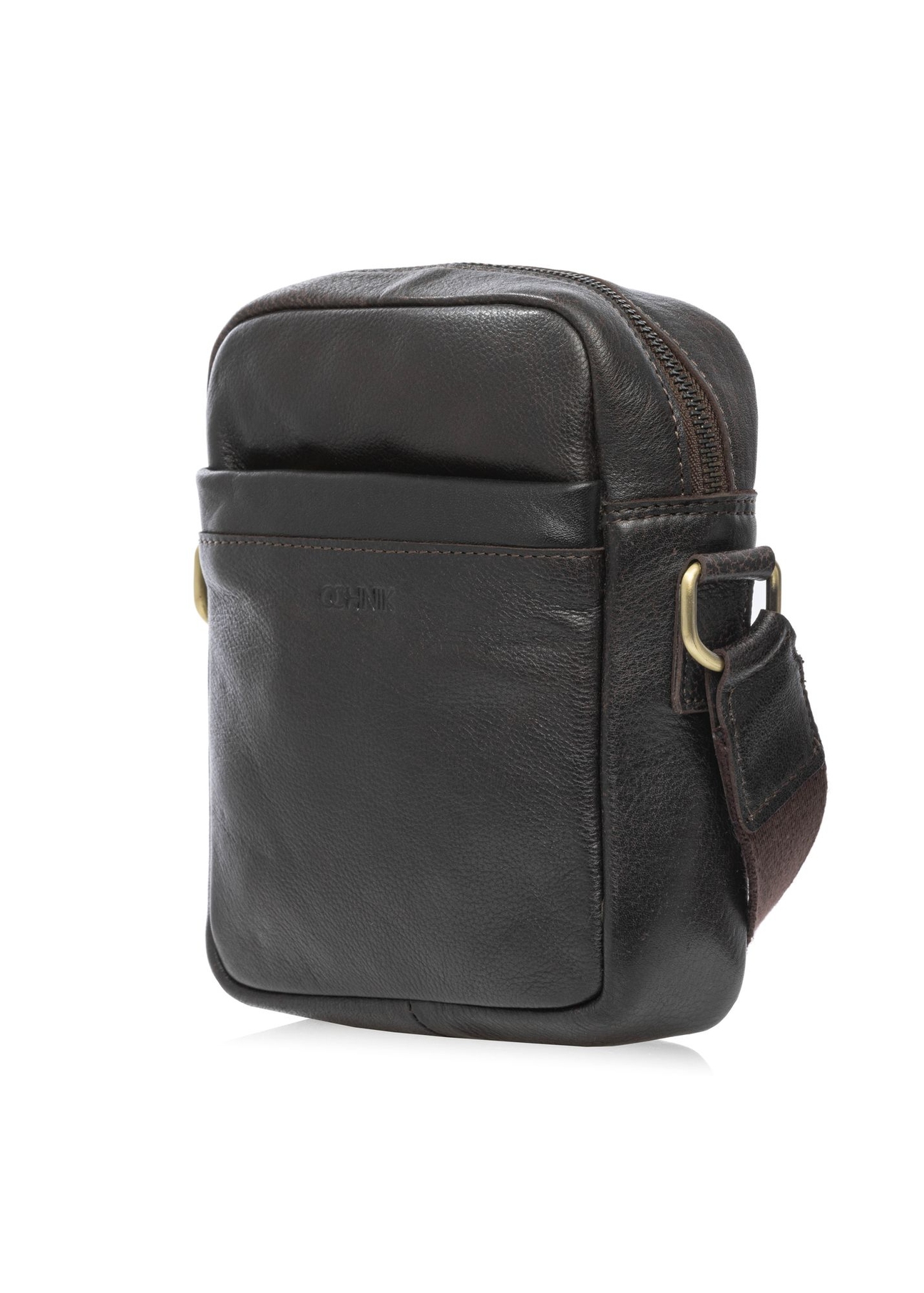 Ciemnobrązowa skórzana saszetka męska TORMS-0501-1I(W26) - widok produktu po skosie, na białym tle. 