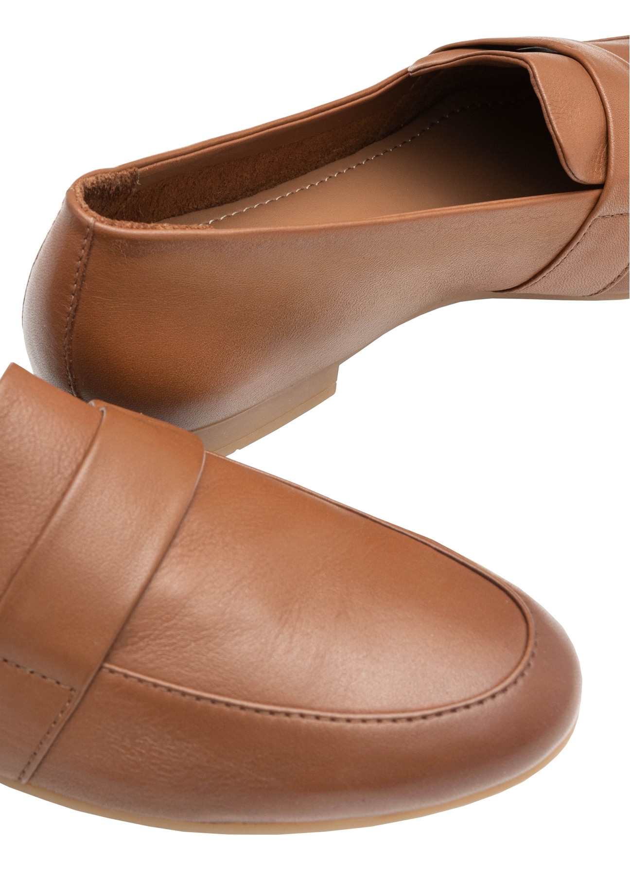 Skórzane mokasyny damskie w kolorze koniaku BUTYD-1074A-1F(W26), zbliżenie na detal produktu na białym tle.