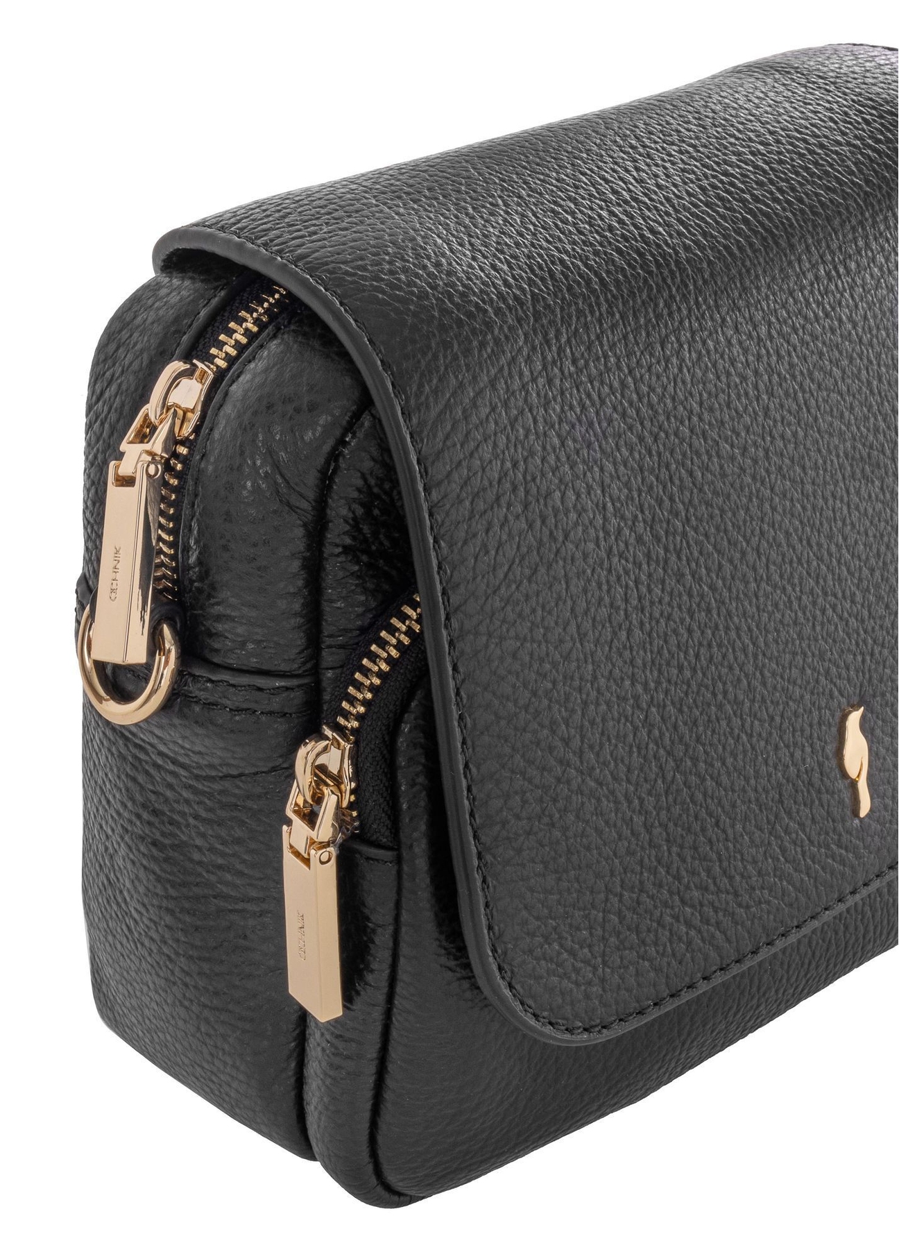 Czarna mała skórzana torebka damska TORES-0958E-9I(W26), zbliżenie na detal produktu na białym tle.