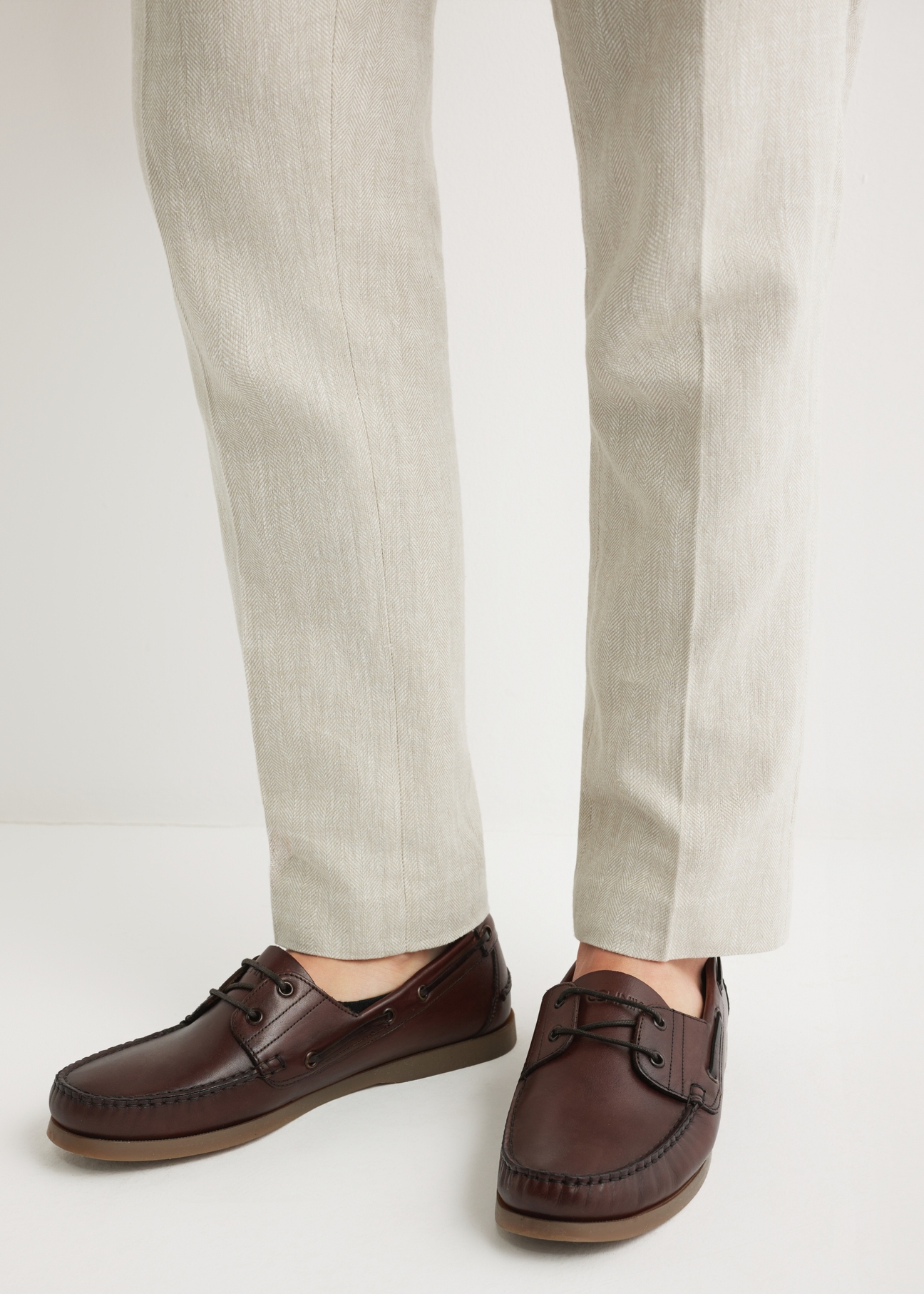 Skórzane buty męskie w kolorze ciemnego brązu BUTYM-0540-1I(W26), widok produktu z przodu na stopach modela.