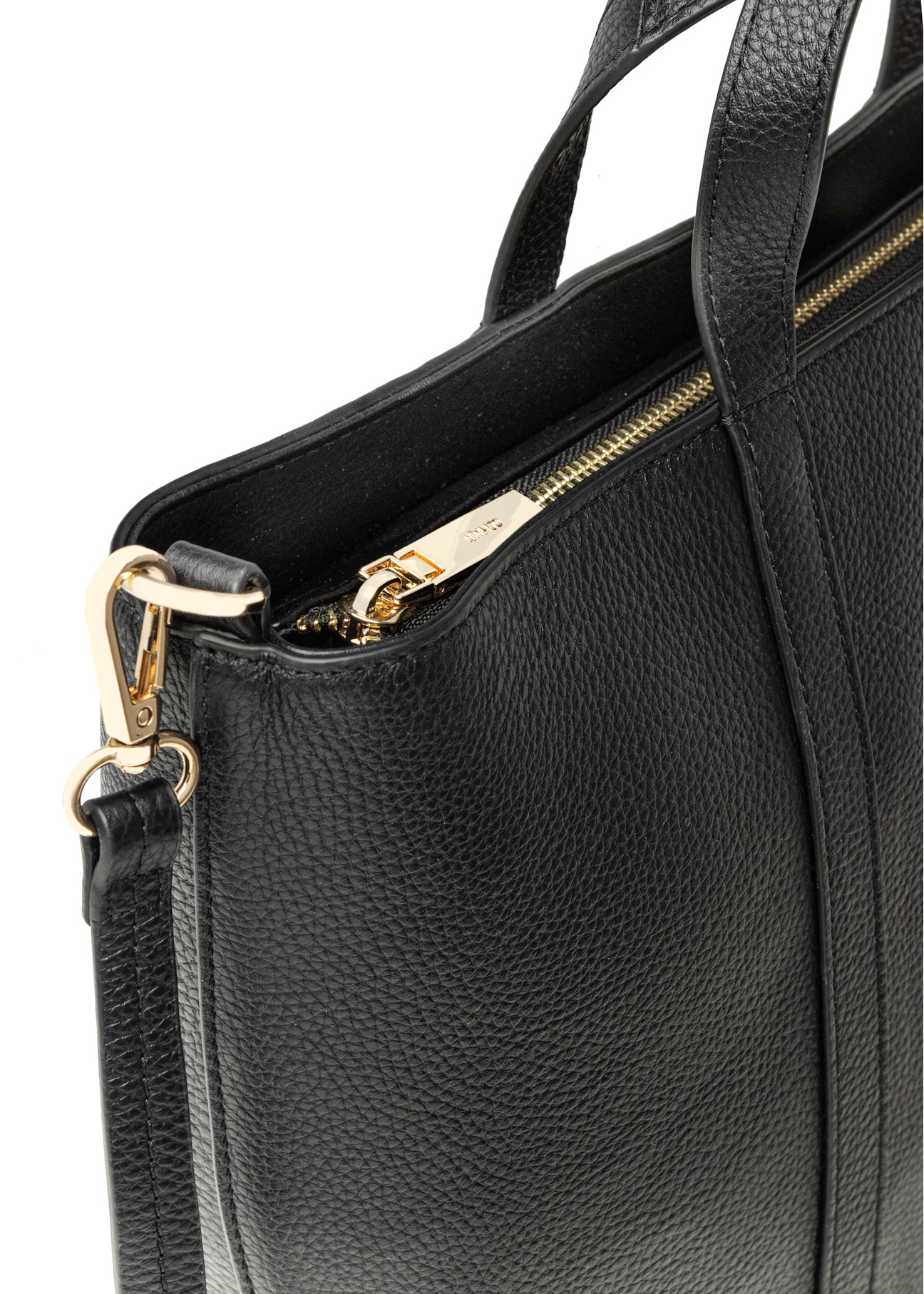 Czarna skórzana torebka shopper TORES-1272-9I(W26), zbliżenie na detal produktu na białym tle.