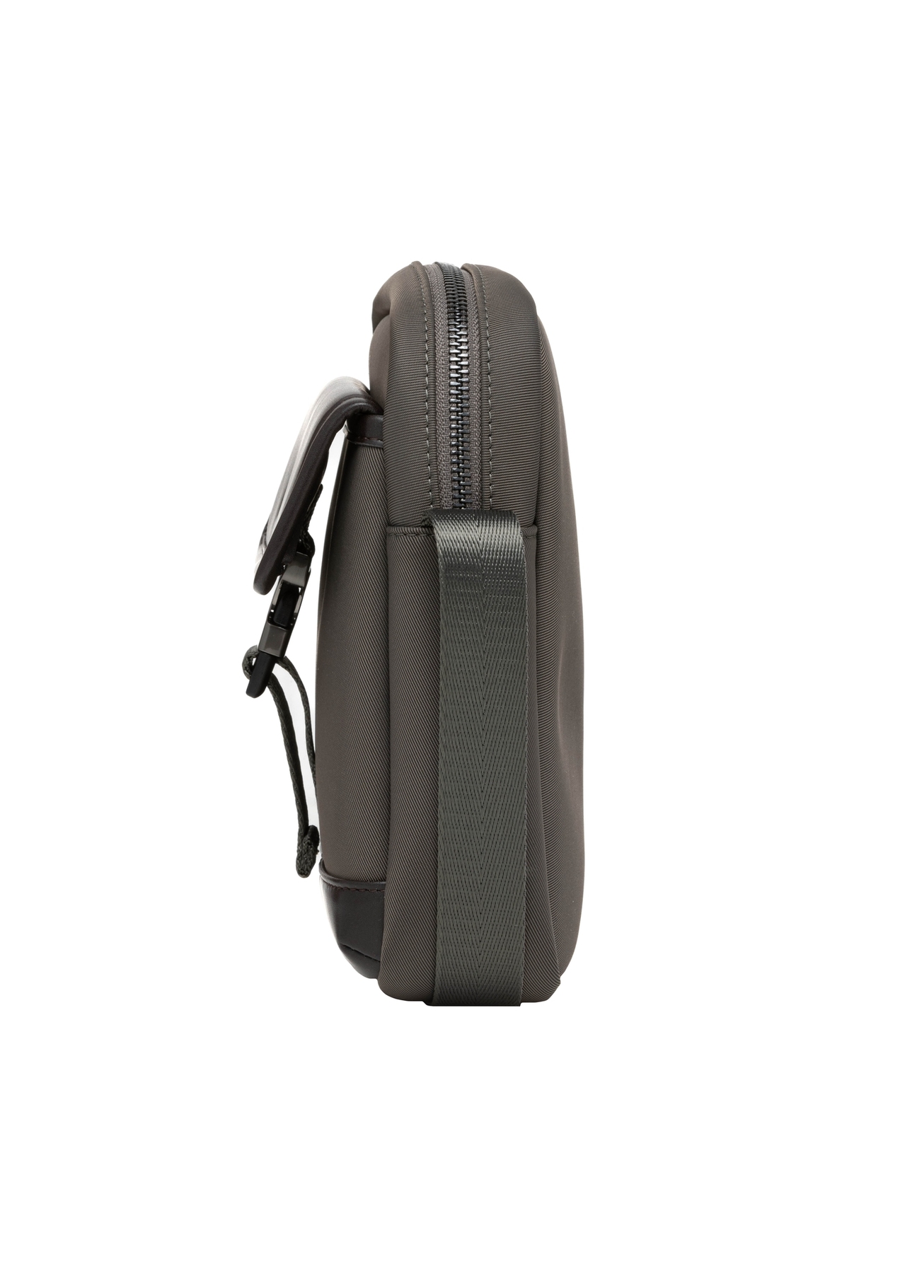 Miejska torba męska crossbody TORMN-0437-8B(Z26), widok produktu bokiem na białym tle.