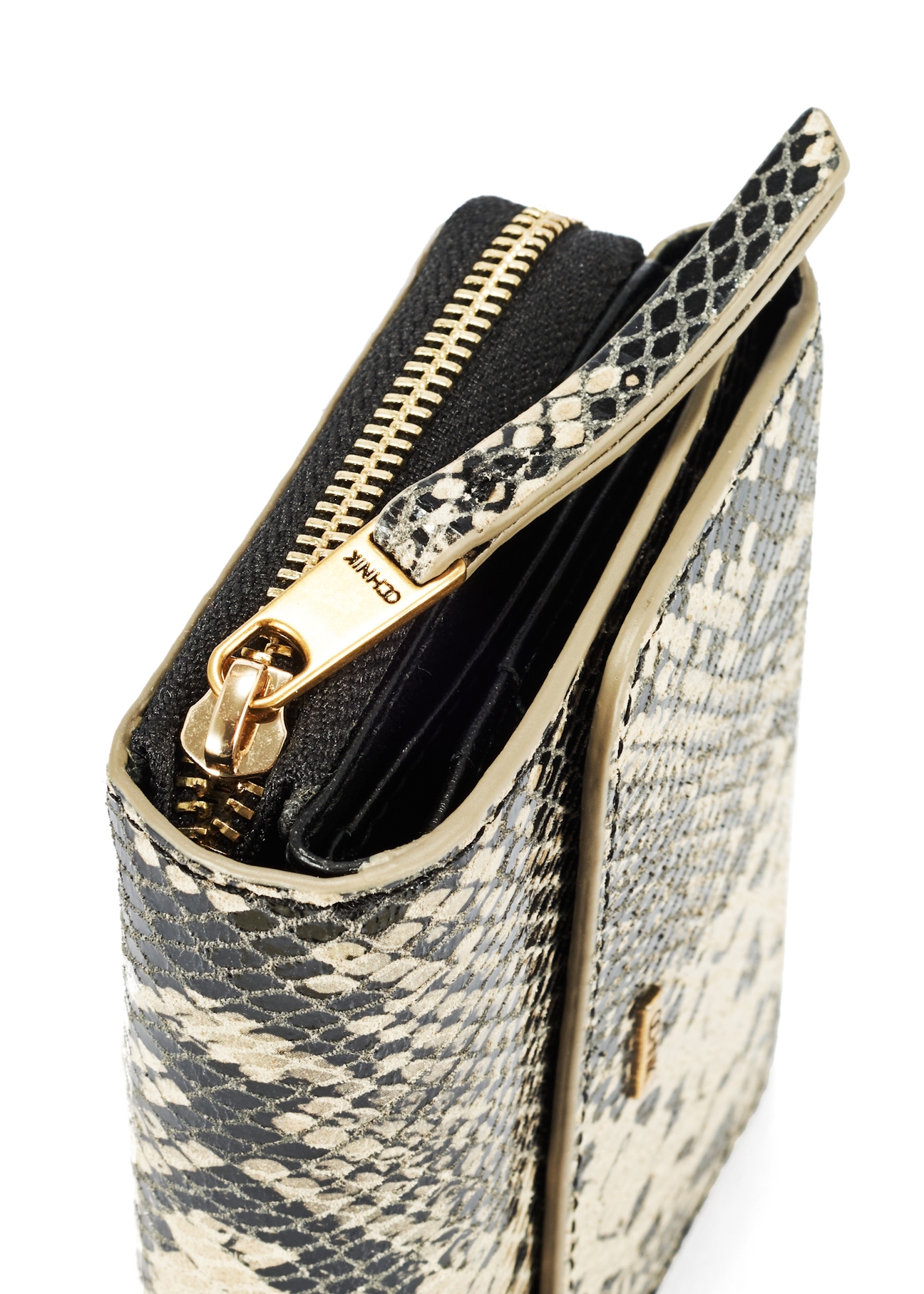 Mały skórzany portfel animal print PORES-0949-81(W25) - zbliżenie na detal na białym tle. 