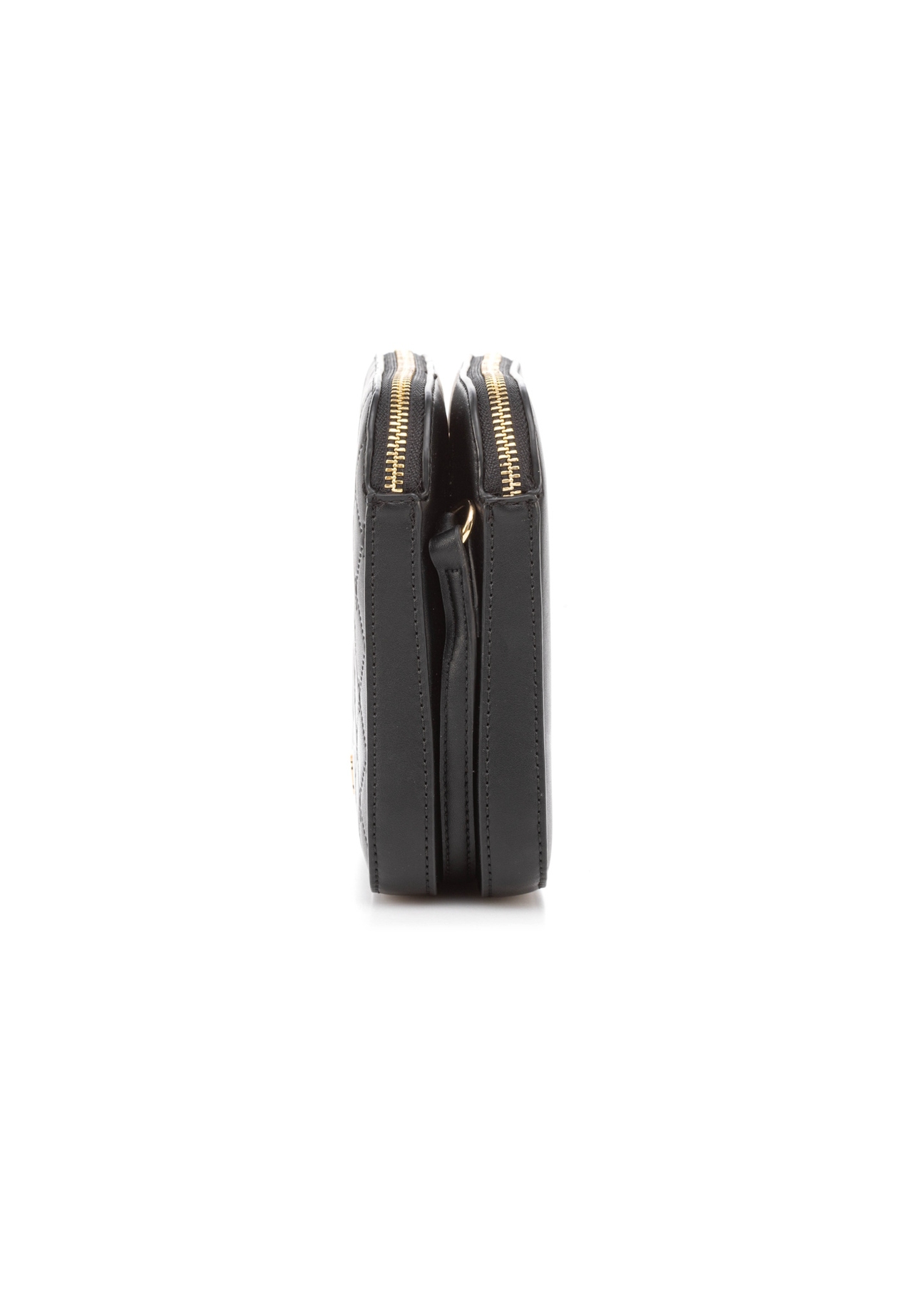 Czarna listonoszka damska z monogramem TOREC-0205F-98(Z25), widok produktu z boku na białym tle.