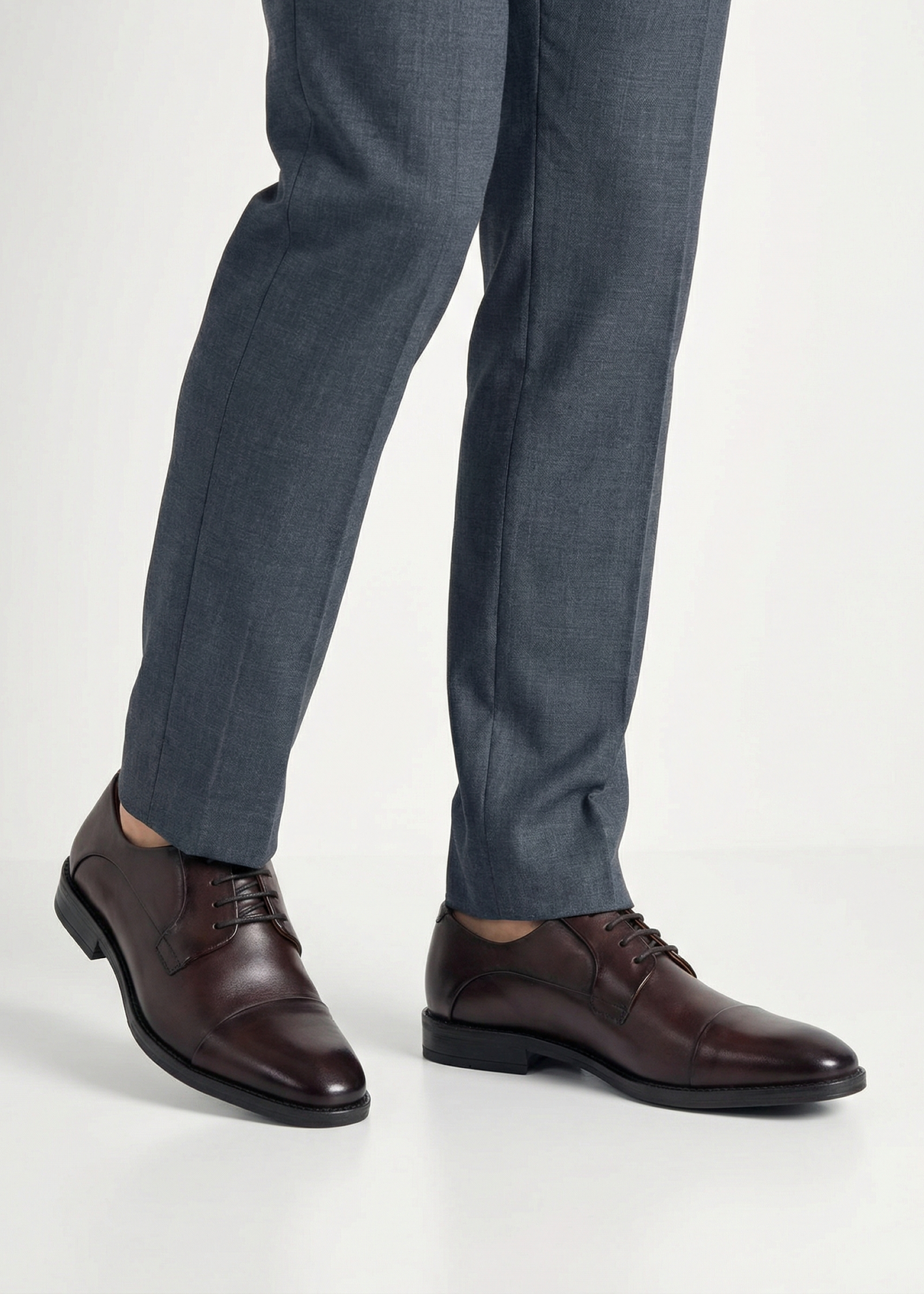 Skórzane brązowe półbuty męskie BUTYM-0483-1I(W26), widok produktu na stopach modela, na jasnym tle.