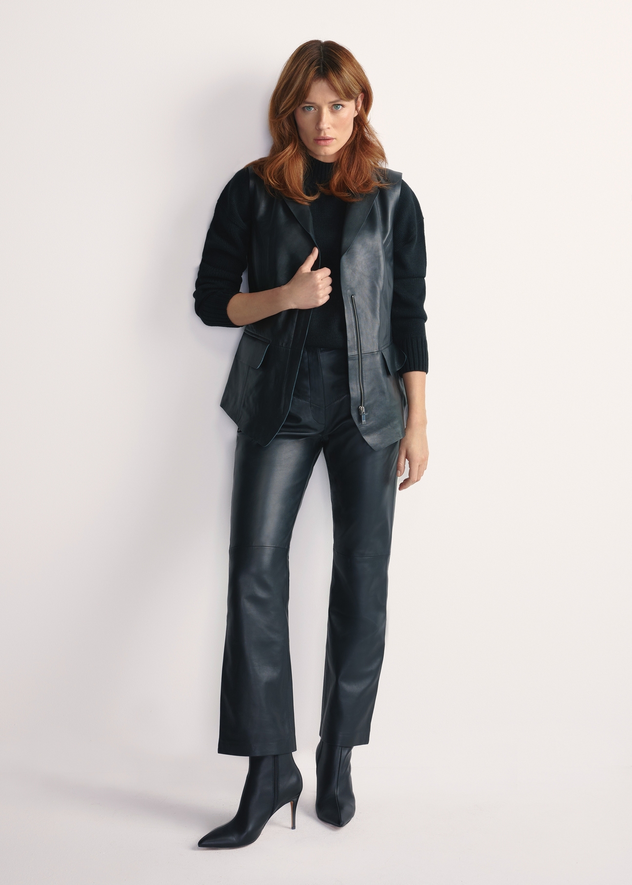 Czarna skórzana kamizelka damska KAMDS-0010-5344(W25), widok produktu przodem na modelce, widoczna cała sylwetka.