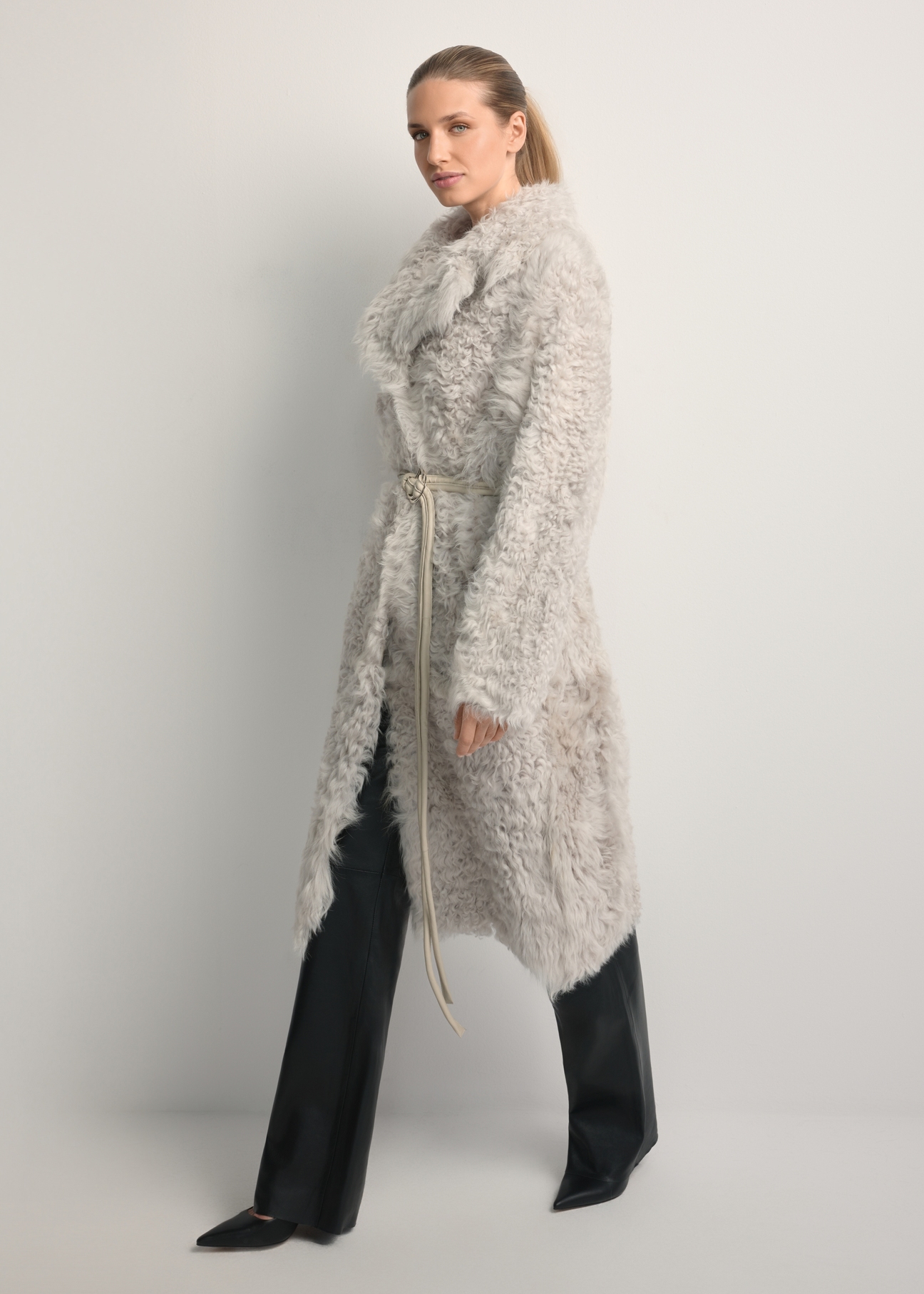 Kremowy dwustronny kożuch damski KOZDS-0091-1394(Z25), widok produktu z przodu na modelce. Widoczna cała sylwetka.