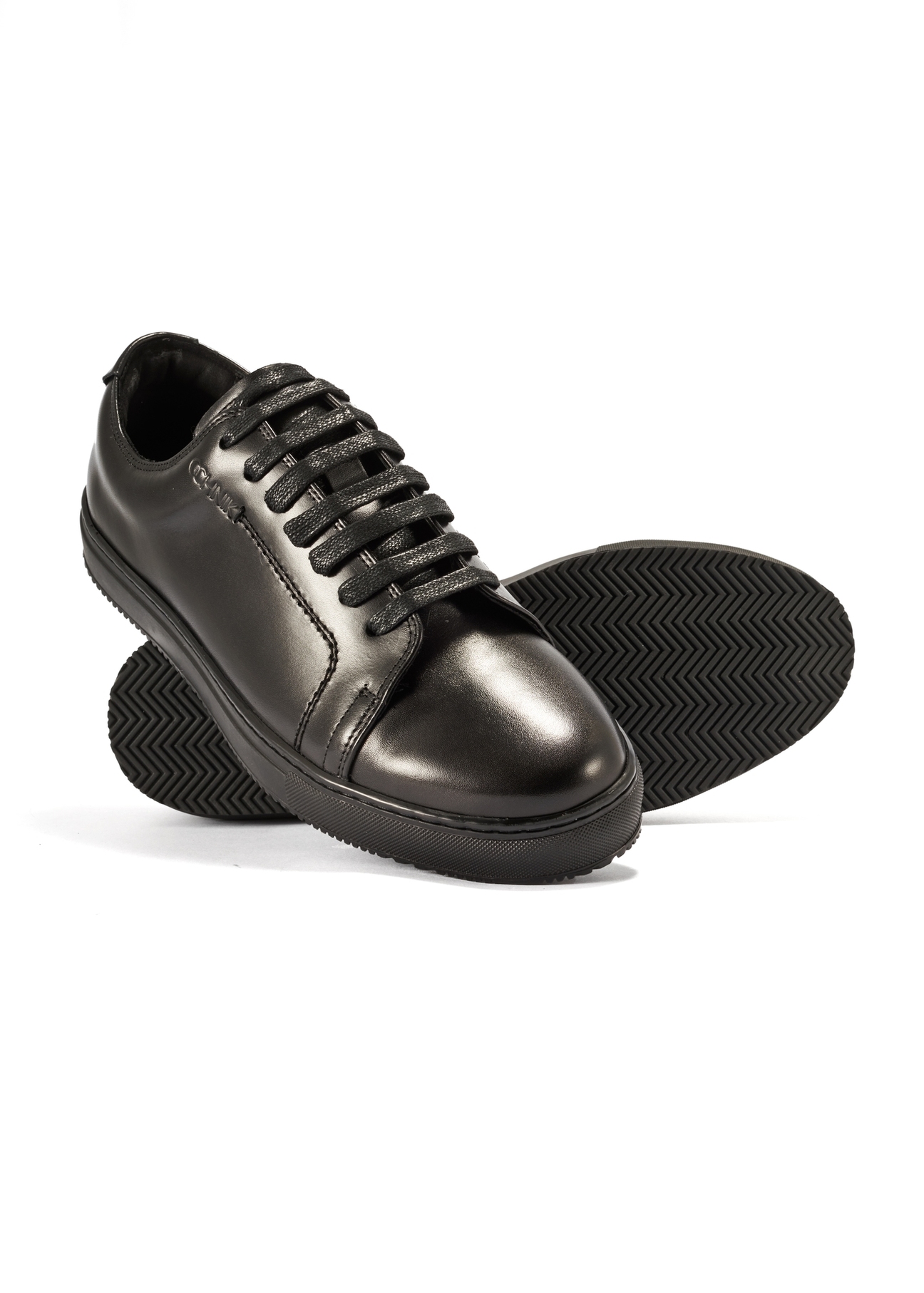 Skórzane czarne buty sportowe BUTYM-0508-99(Z25), widok produktu od góry i boku na białym tle.